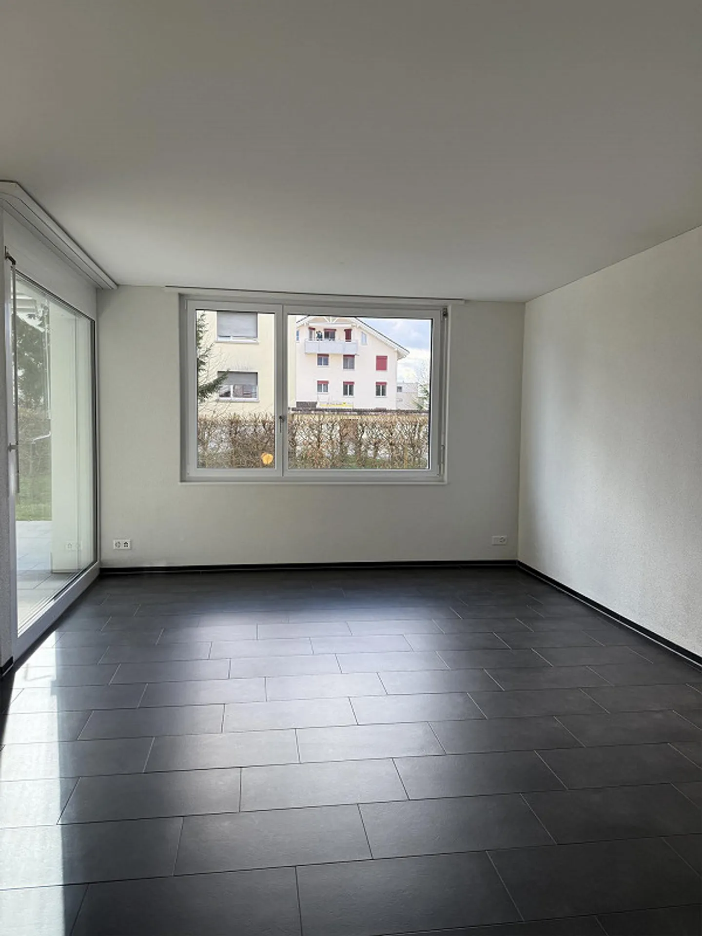 Appartement moderne de 2,5 pièces avec espace jardin - Photo 4 sur 7