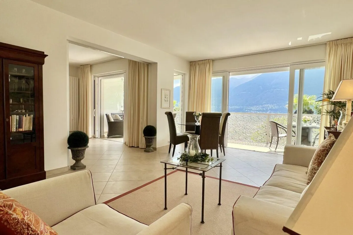 Charming 3.5 room apartment in sunny location with partial lake view and communal indoor pool - Photo 2 of 30