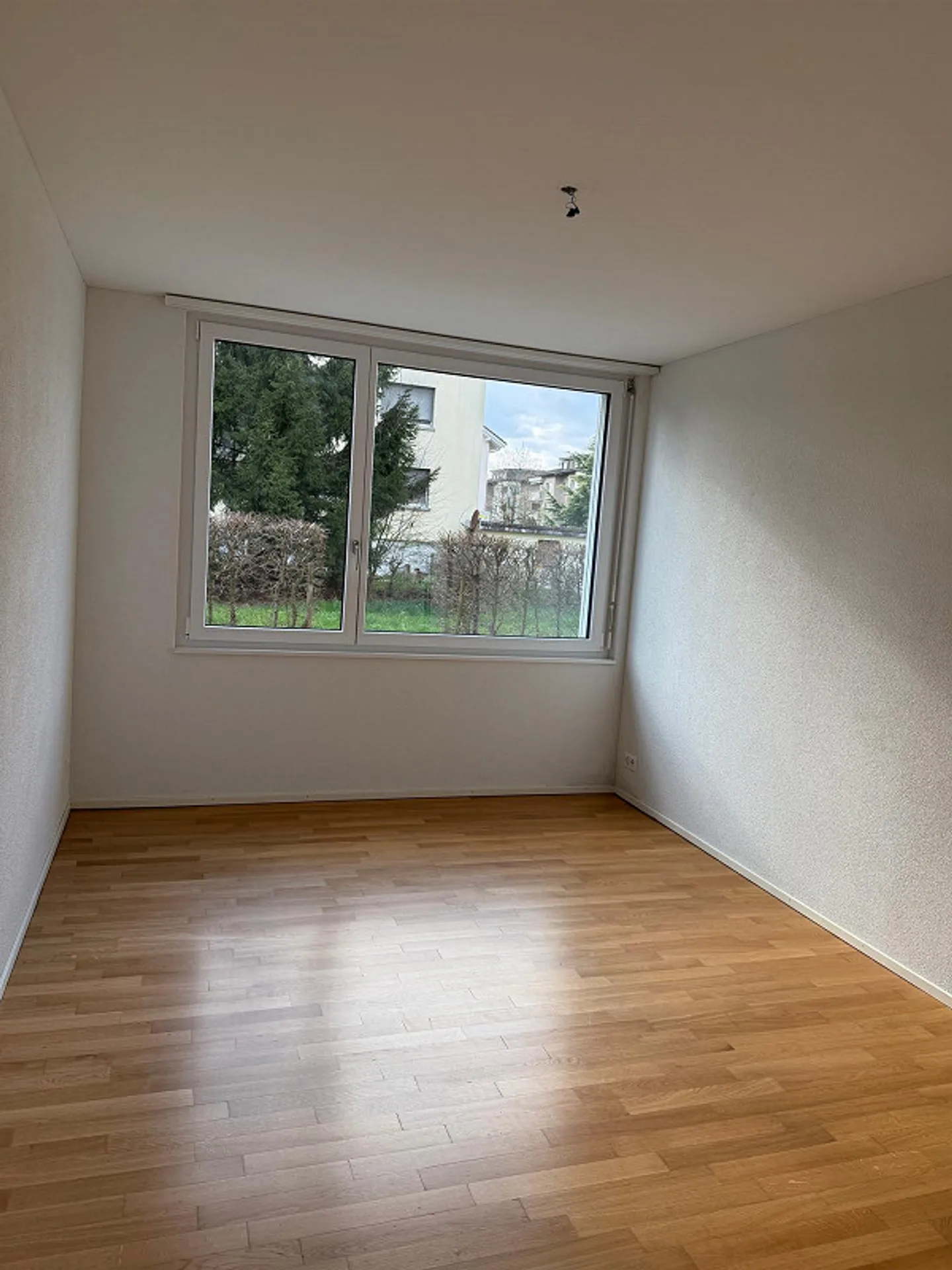 Appartement moderne de 2,5 pièces avec espace jardin - Photo 5 sur 7