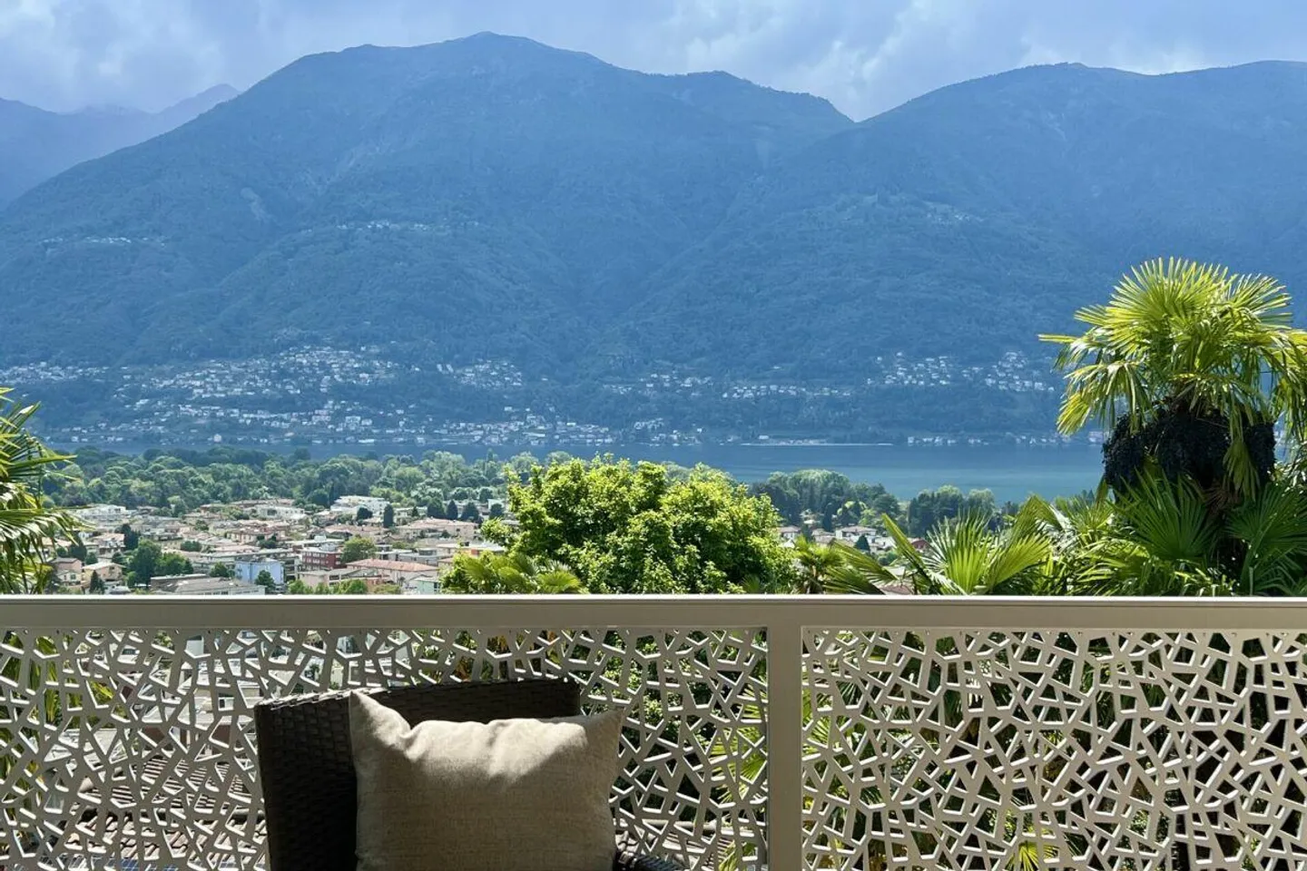 Charming 3.5 room apartment in sunny location with partial lake view and communal indoor pool - Photo 1 of 30