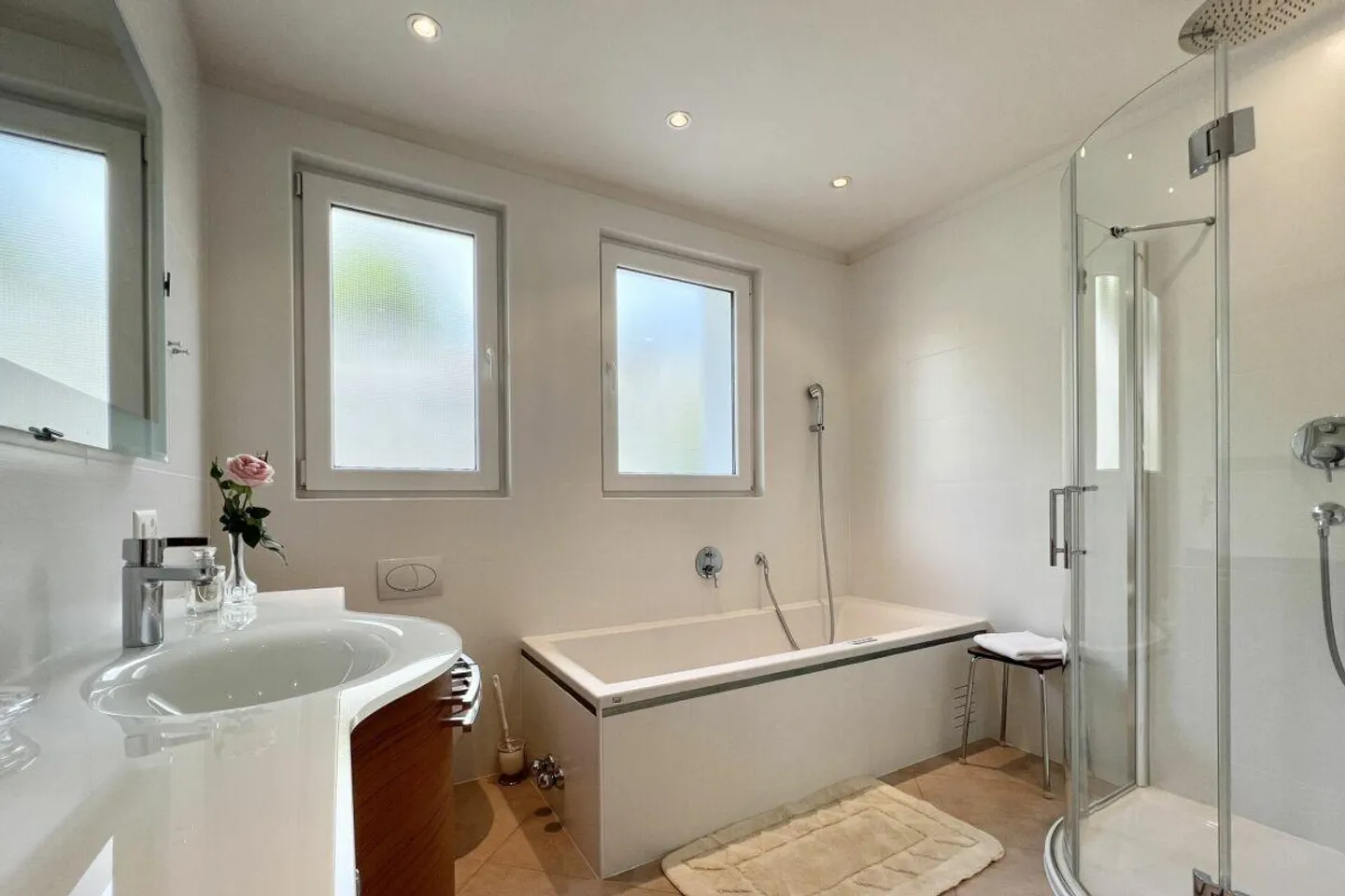 Charming 3.5 room apartment in sunny location with partial lake view and communal indoor pool - Photo 9 of 30