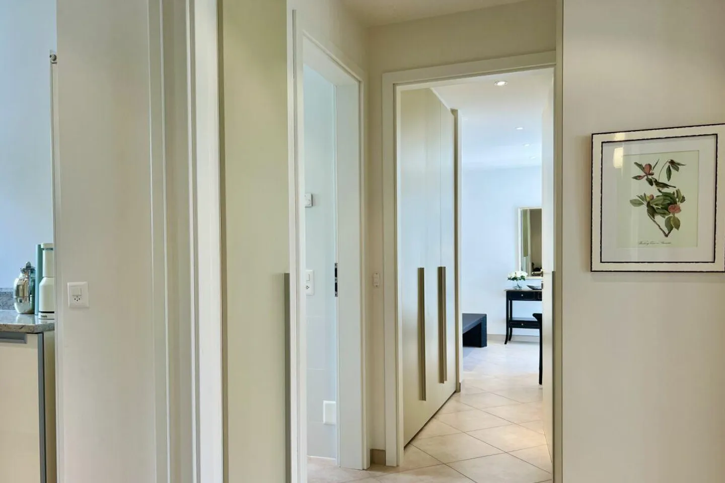 Charming 3.5 room apartment in sunny location with partial lake view and communal indoor pool - Photo 10 of 30