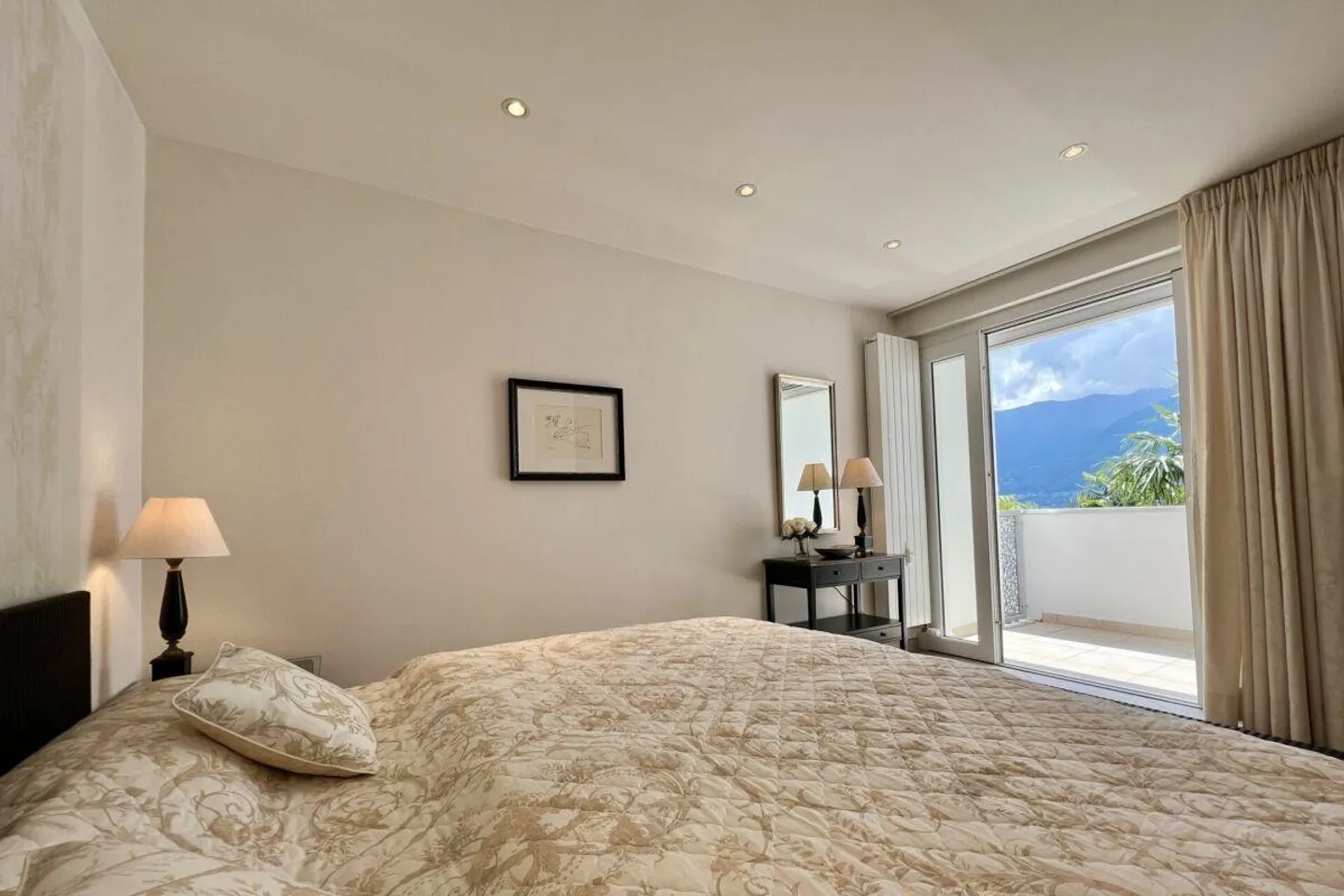 Charming 3.5 room apartment in sunny location with partial lake view and communal indoor pool - Photo 11 of 30