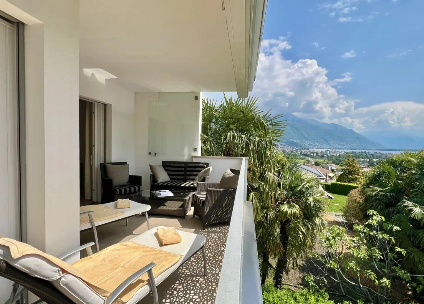 Charming 3.5 room apartment in sunny location with partial lake view and communal indoor pool - Photo 4 of 30
