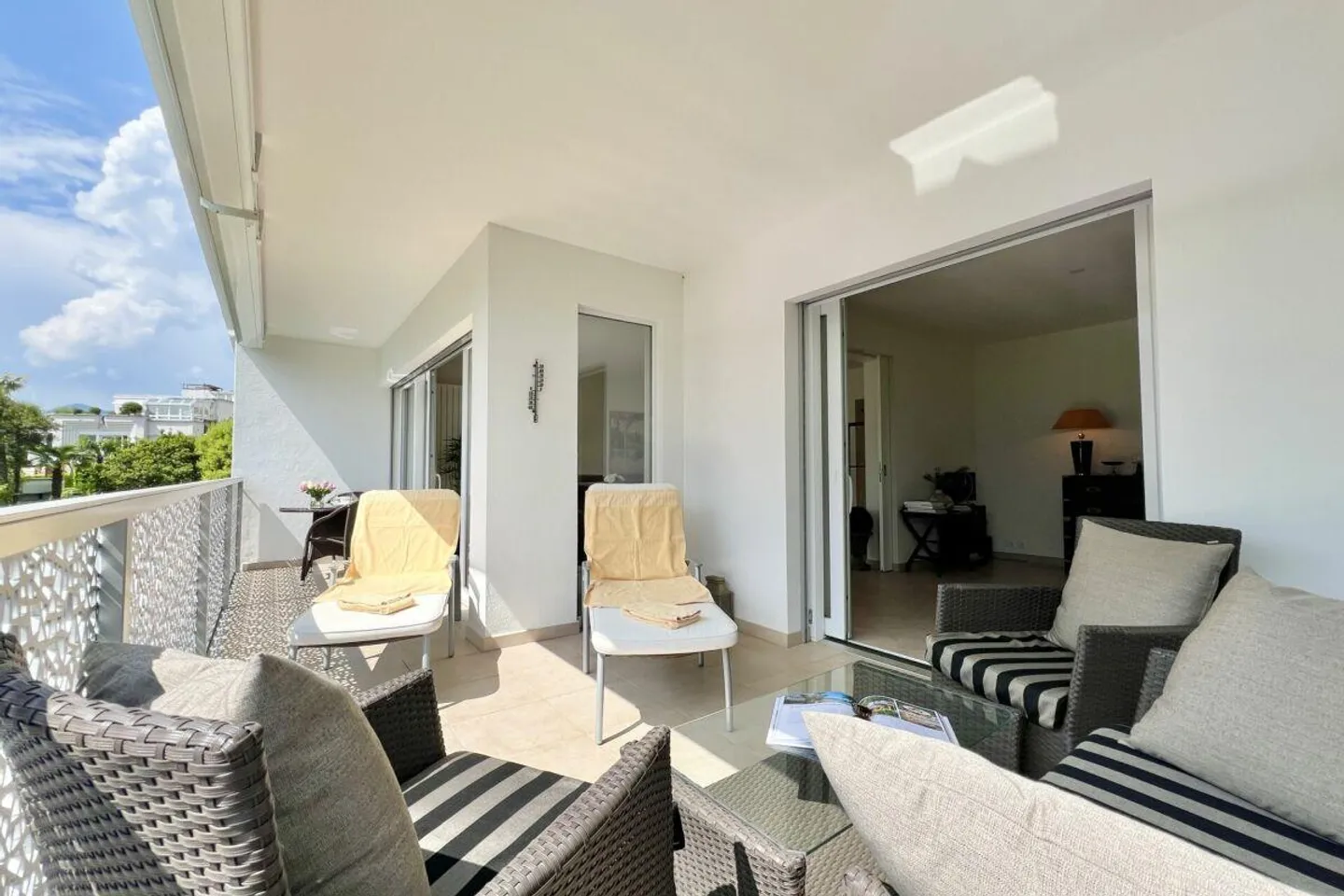 Charming 3.5 room apartment in sunny location with partial lake view and communal indoor pool - Photo 5 of 30