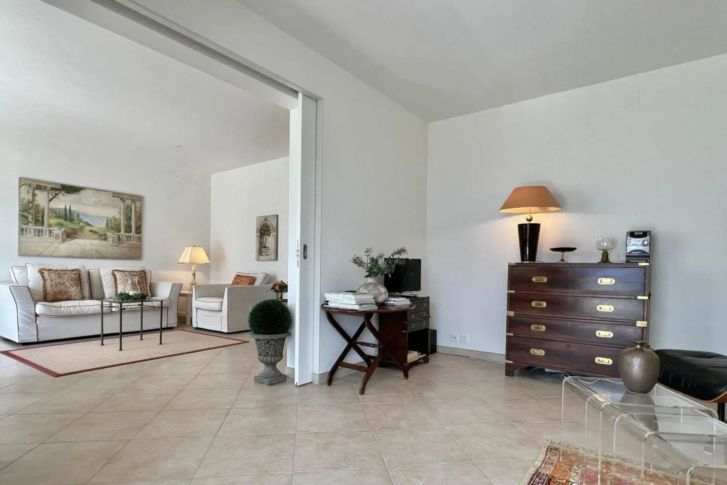 Charming 3.5 room apartment in sunny location with partial lake view and communal indoor pool - Photo 8 of 30