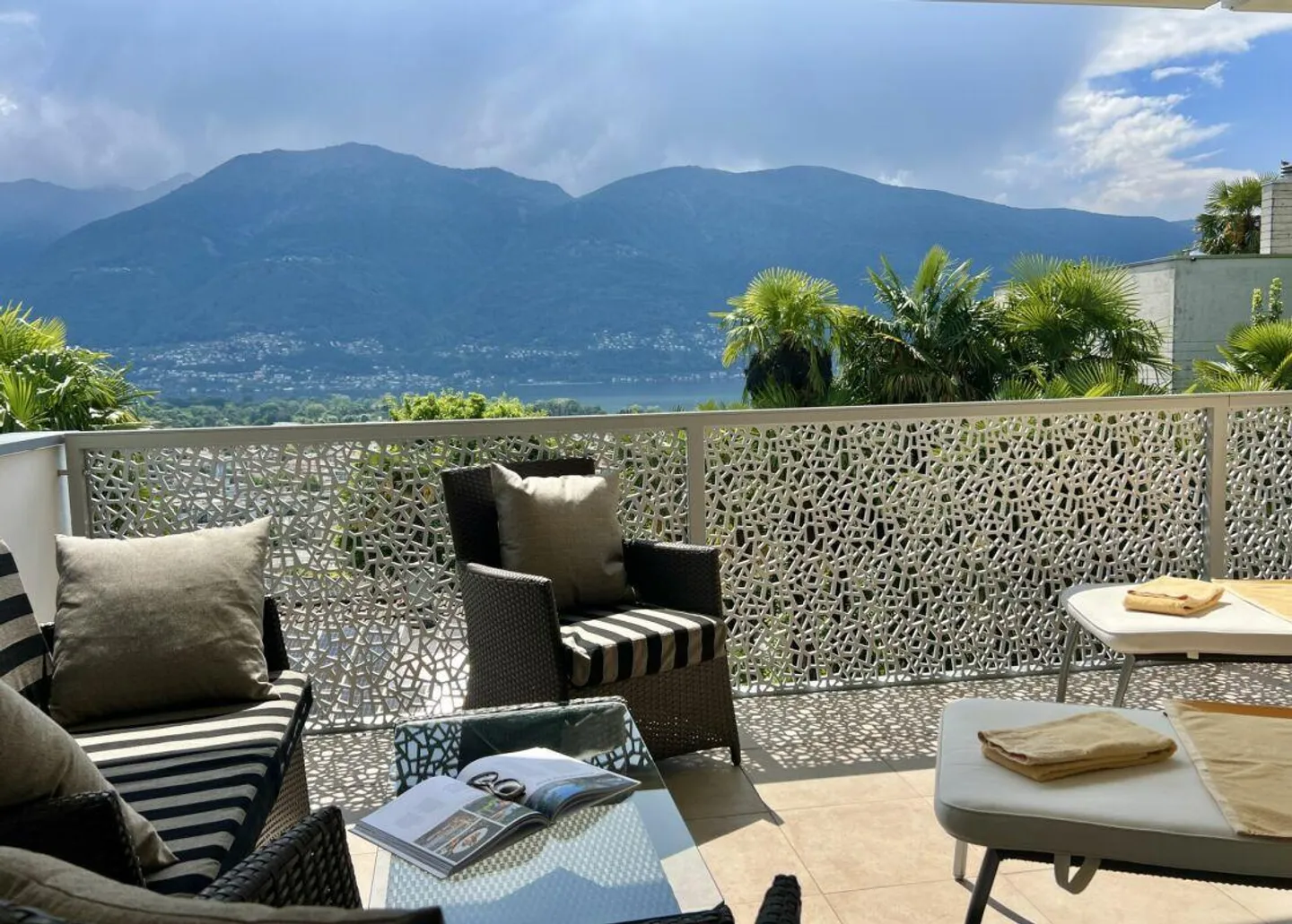 Charming 3.5 room apartment in sunny location with partial lake view and communal indoor pool - Photo 13 of 30