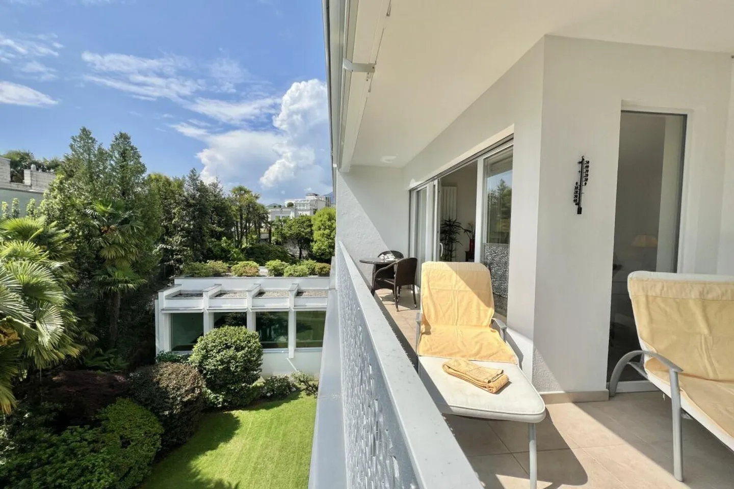 Charming 3.5 room apartment in sunny location with partial lake view and communal indoor pool - Photo 14 of 30