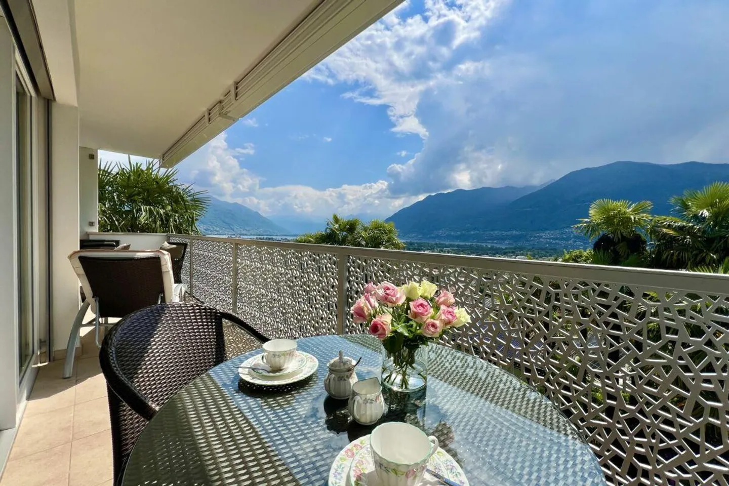Charming 3.5 room apartment in sunny location with partial lake view and communal indoor pool - Photo 21 of 30