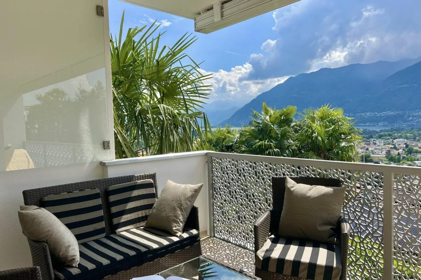 Charming 3.5 room apartment in sunny location with partial lake view and communal indoor pool - Photo 23 of 30