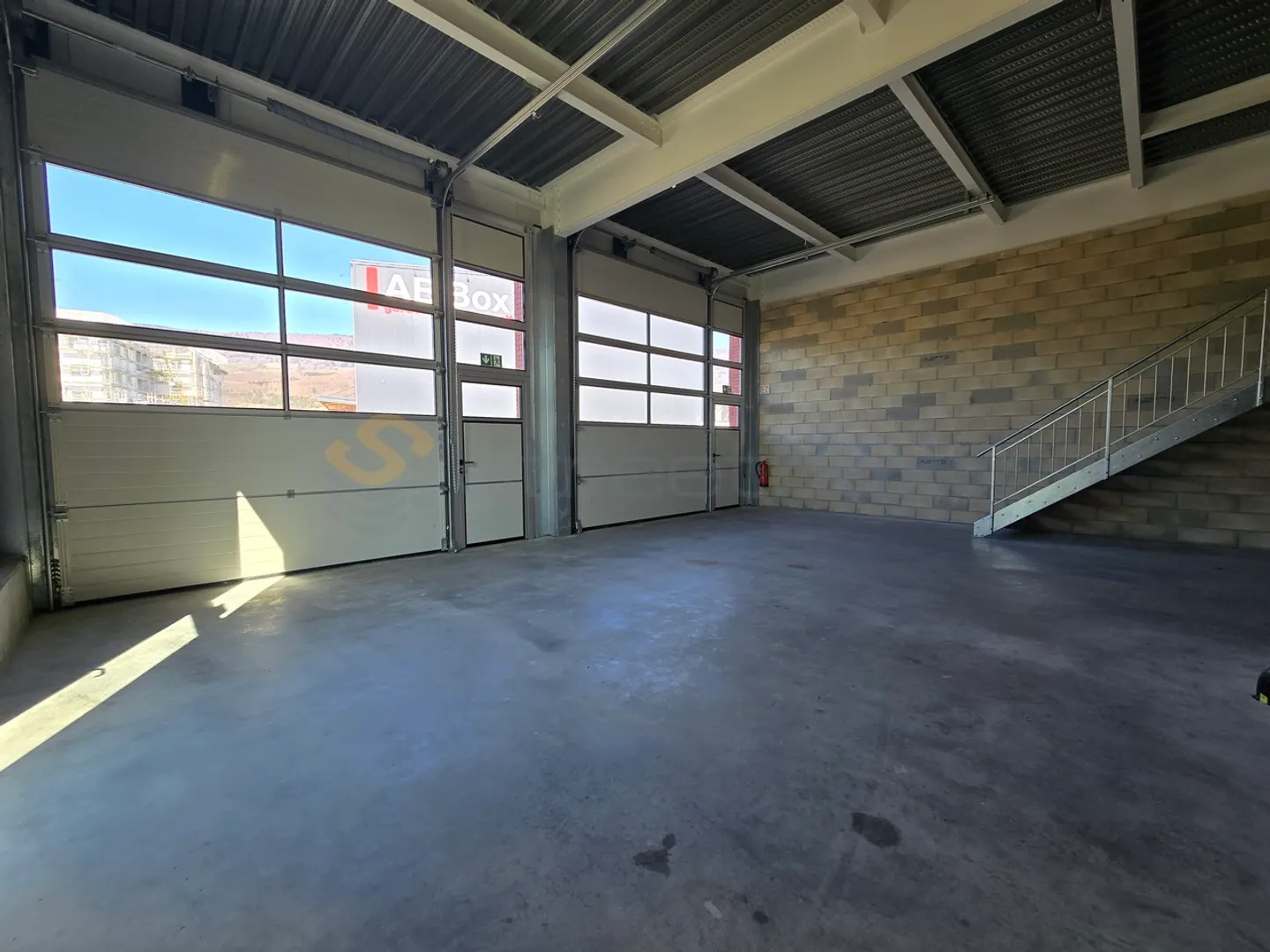 Unique opportunity, double box with 4 parking spaces available for rent immediately - Photo 4 of 7