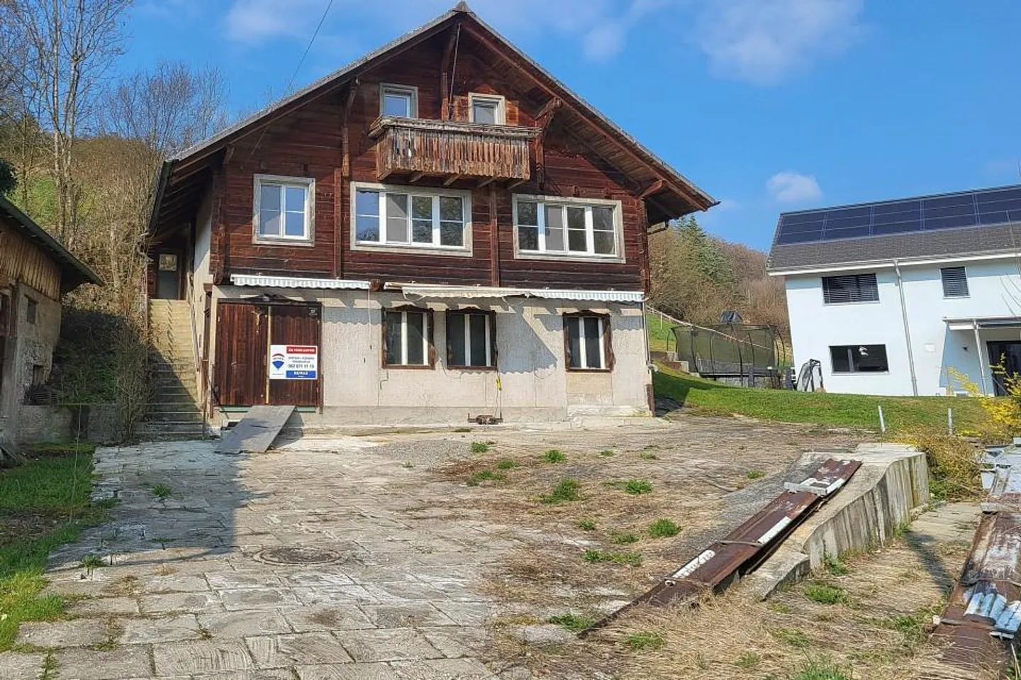 Haus sucht Renovationsprofi - Freistehendes Chalet zum renovieren - Foto 1 di 13