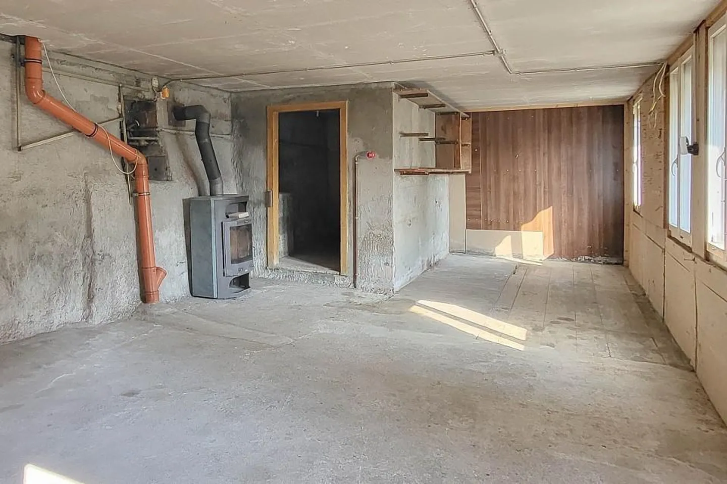 Haus sucht Renovationsprofi - Freistehendes Chalet zum renovieren - Foto 3 di 13