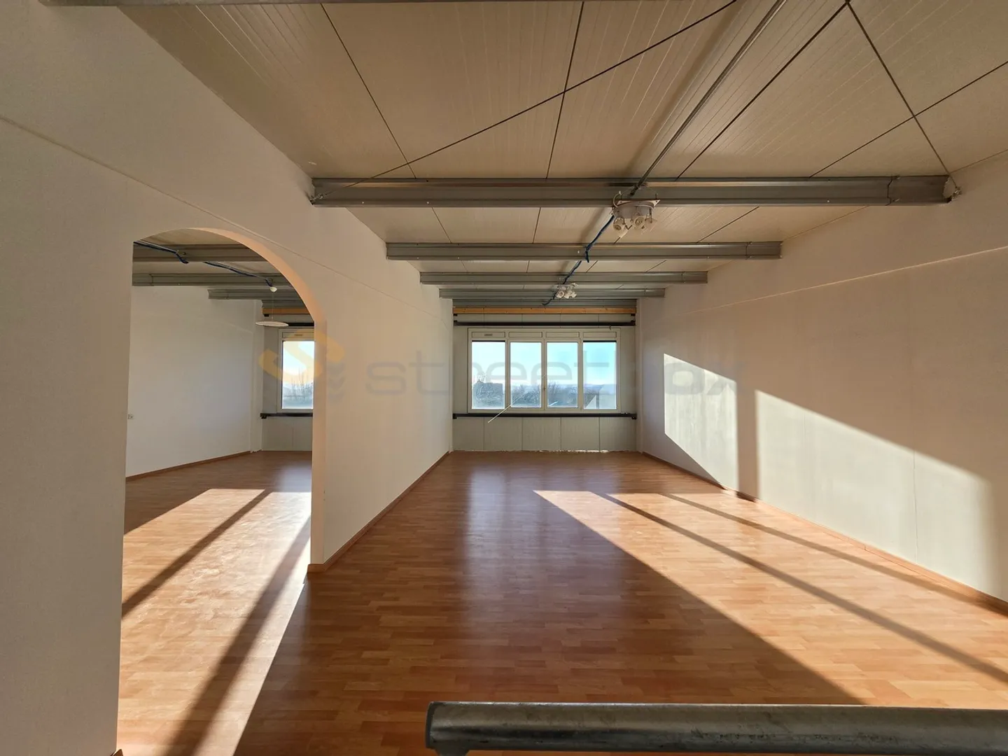 Unique opportunity, double box with 4 parking spaces available for rent immediately - Photo 5 of 7