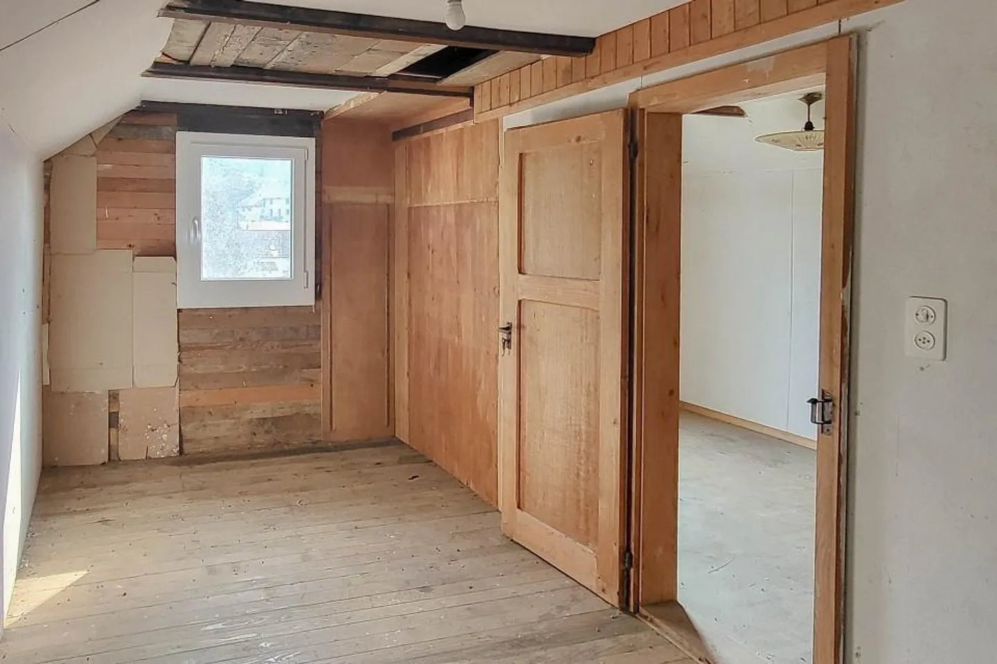 Haus sucht Renovationsprofi - Freistehendes Chalet zum renovieren - Foto 4 di 13