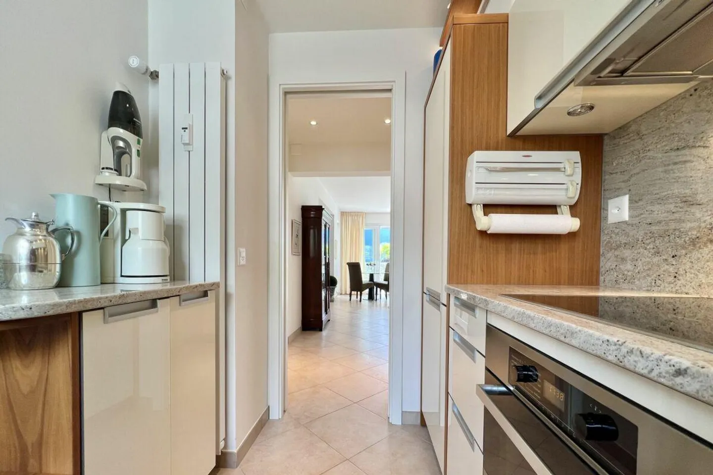 Charming 3.5 room apartment in sunny location with partial lake view and communal indoor pool - Photo 27 of 30