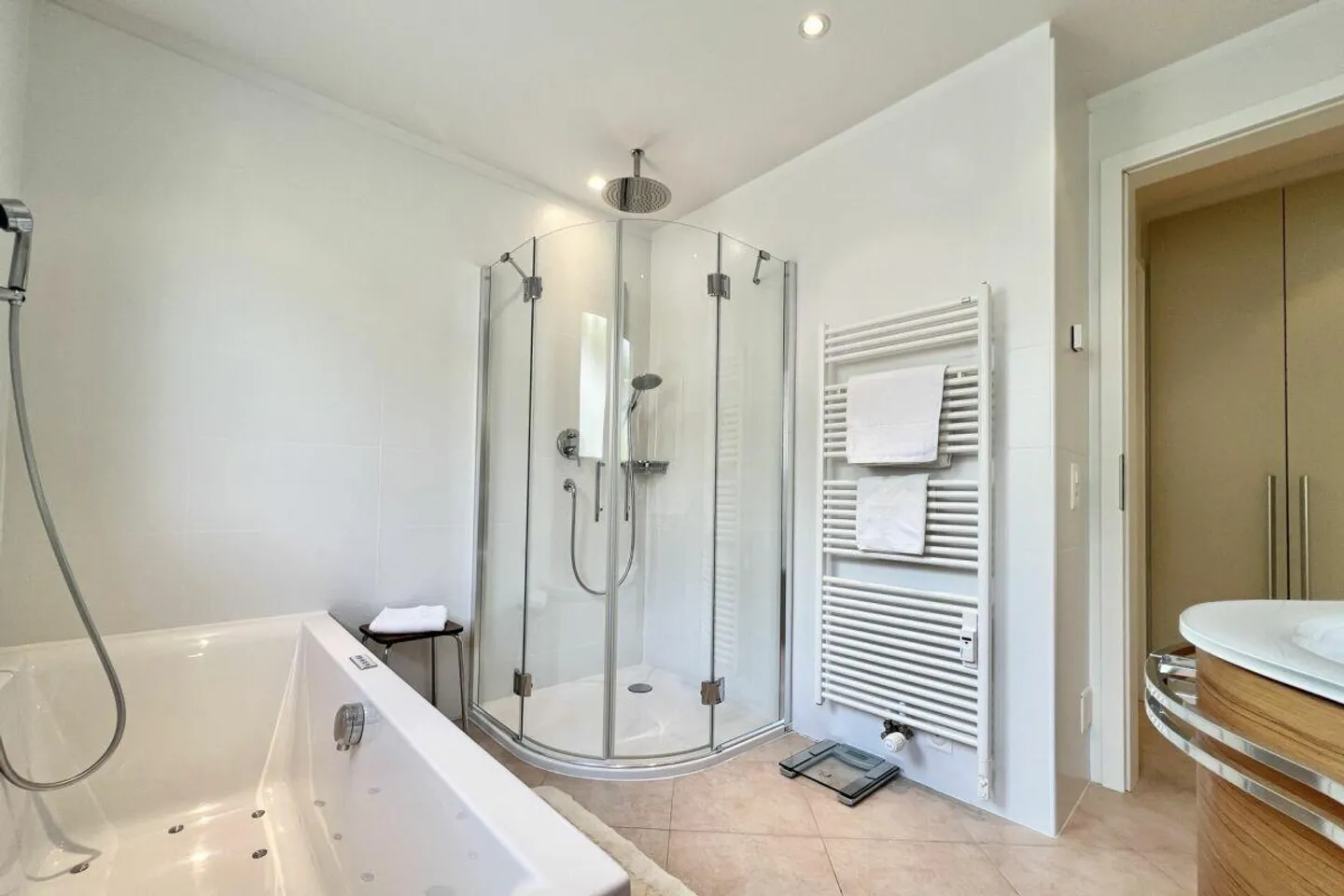 Charming 3.5 room apartment in sunny location with partial lake view and communal indoor pool - Photo 28 of 30