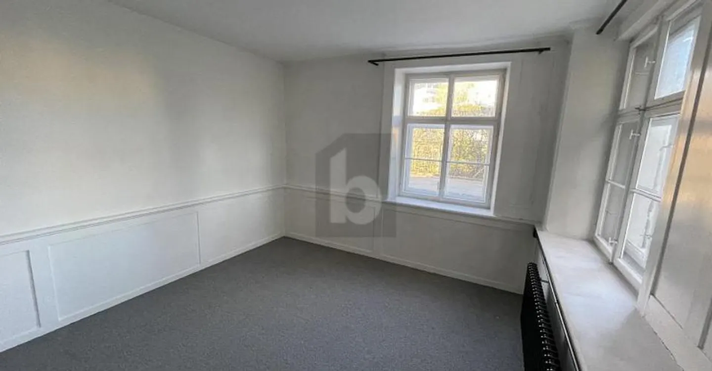 GROUND FLOOR IN CENTRAL LOCATION - Photo 3 of 5
