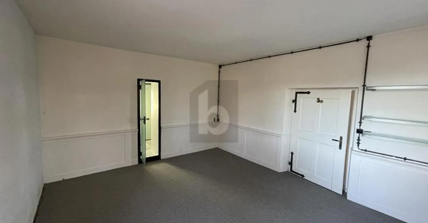 GROUND FLOOR IN CENTRAL LOCATION - Photo 4 of 5