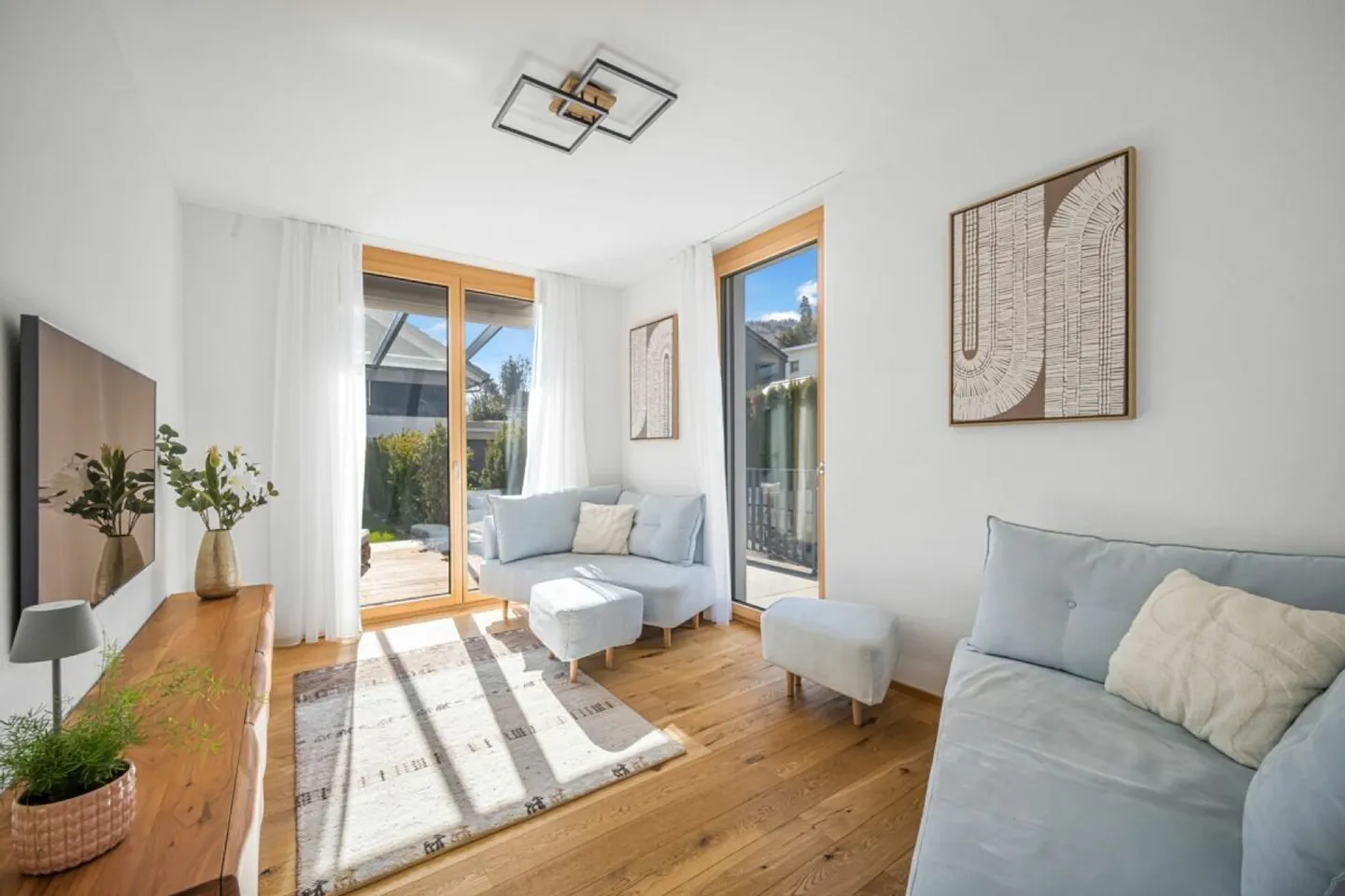 RAFFINIERT UND MODERN: FREISTEHENDES EINFAMILIENHAUS AN RUHIGER LAGE - Foto 4 von 8
