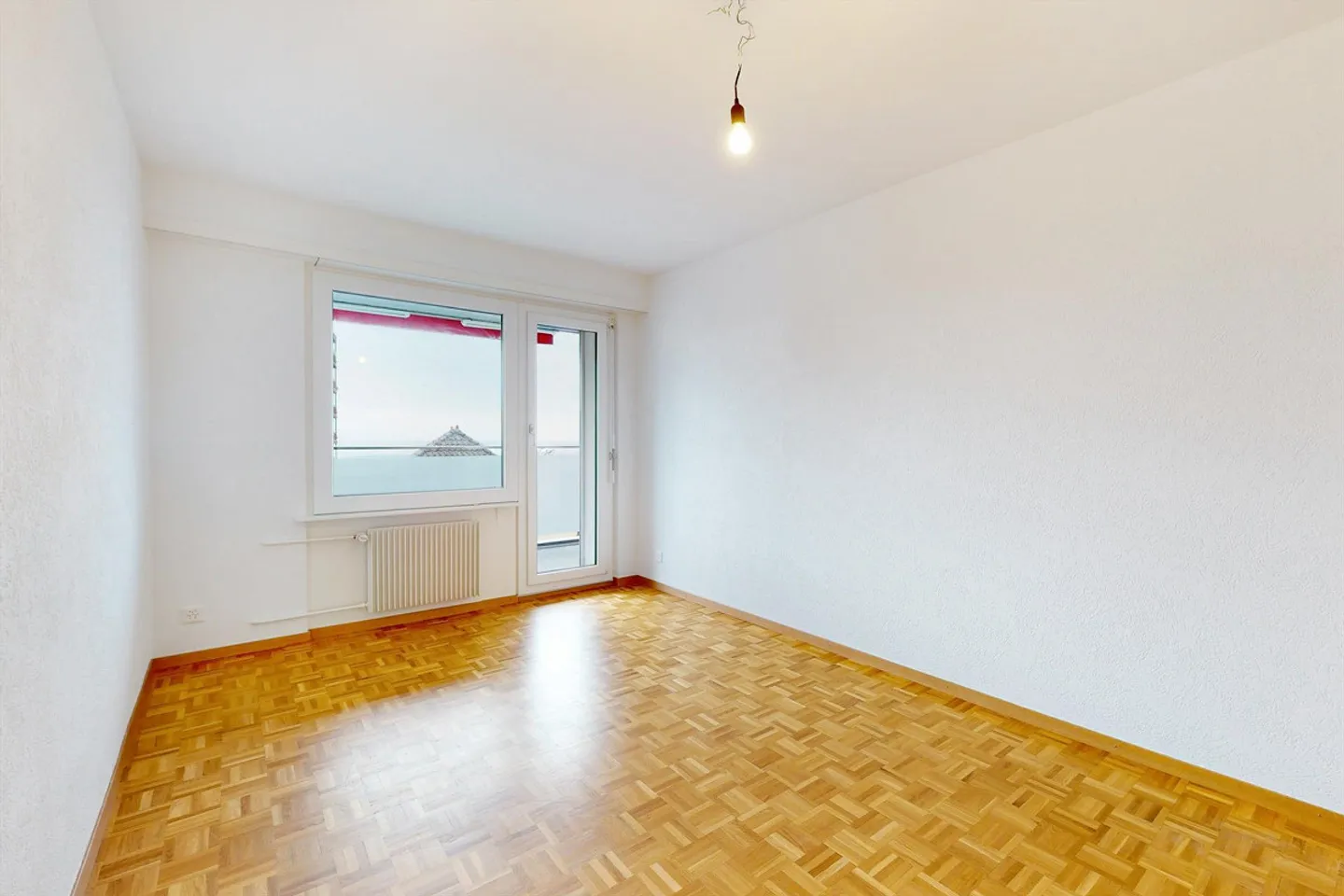 Apartment with a magnificent view of the lake! - Photo 5 of 11