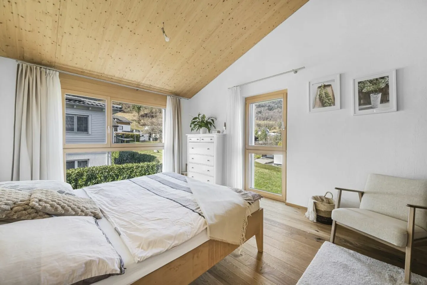 RAFFINIERT UND MODERN: FREISTEHENDES EINFAMILIENHAUS AN RUHIGER LAGE - Foto 5 von 8