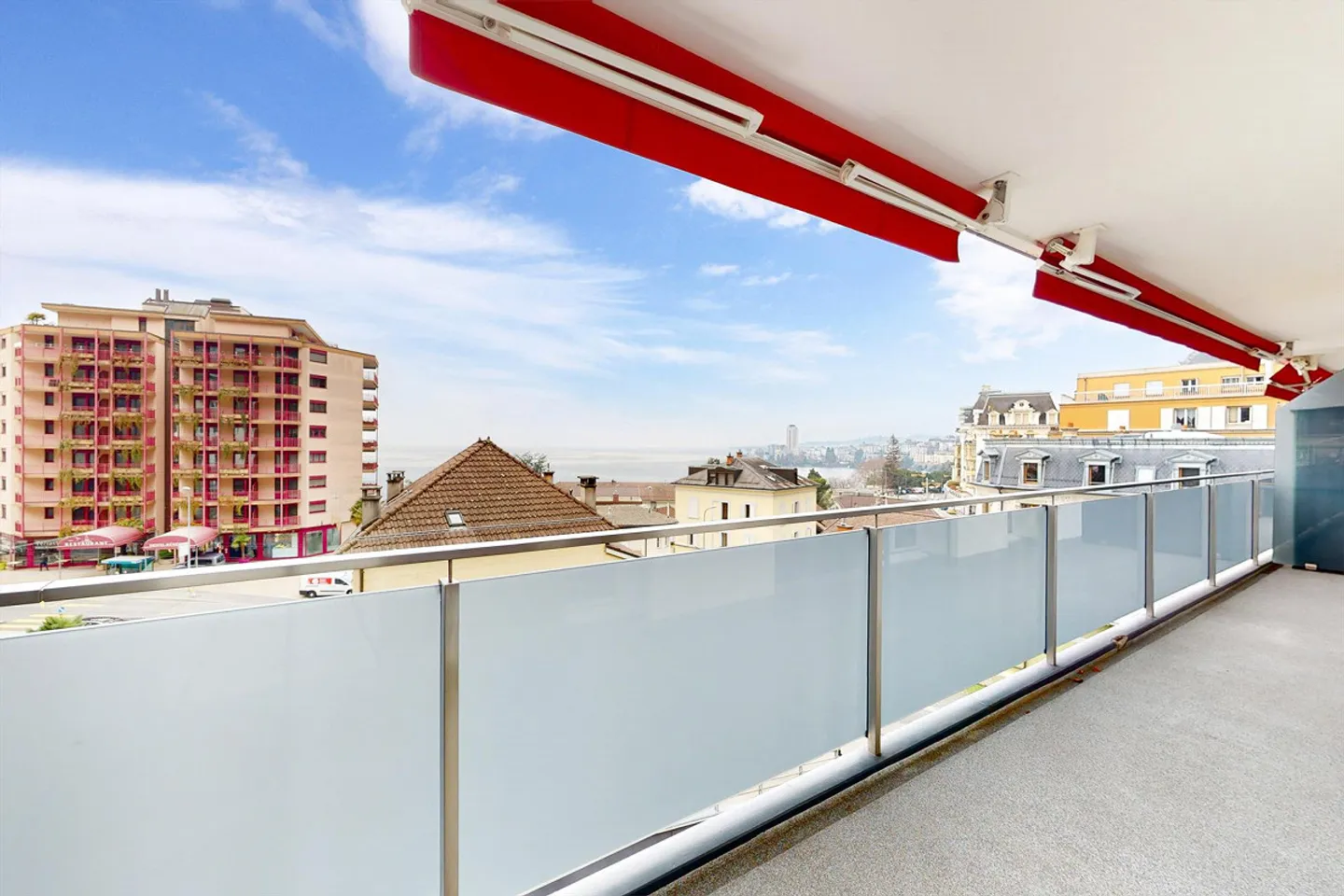 Apartment with a magnificent view of the lake! - Photo 7 of 11