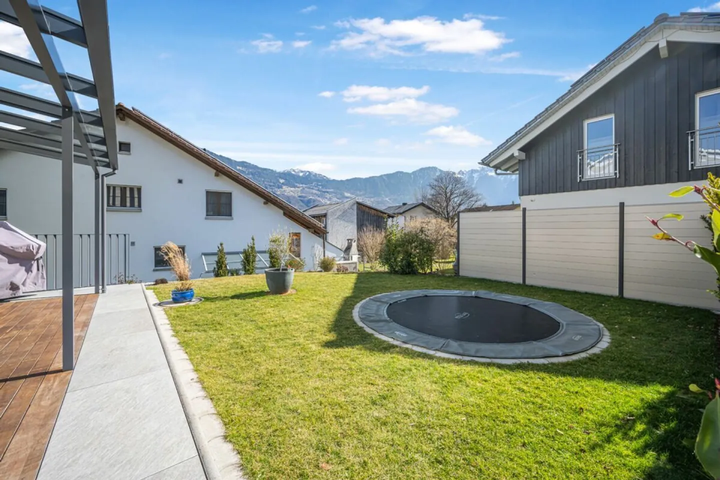 RAFFINIERT UND MODERN: FREISTEHENDES EINFAMILIENHAUS AN RUHIGER LAGE - Foto 7 von 8