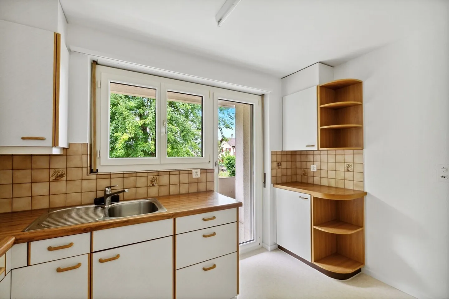 Appartamento spazioso con balconi - Foto 2 di 9