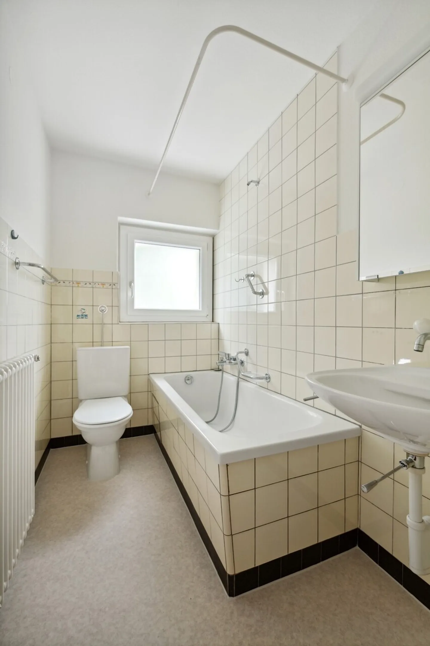 Appartamento spazioso con balconi - Foto 7 di 9