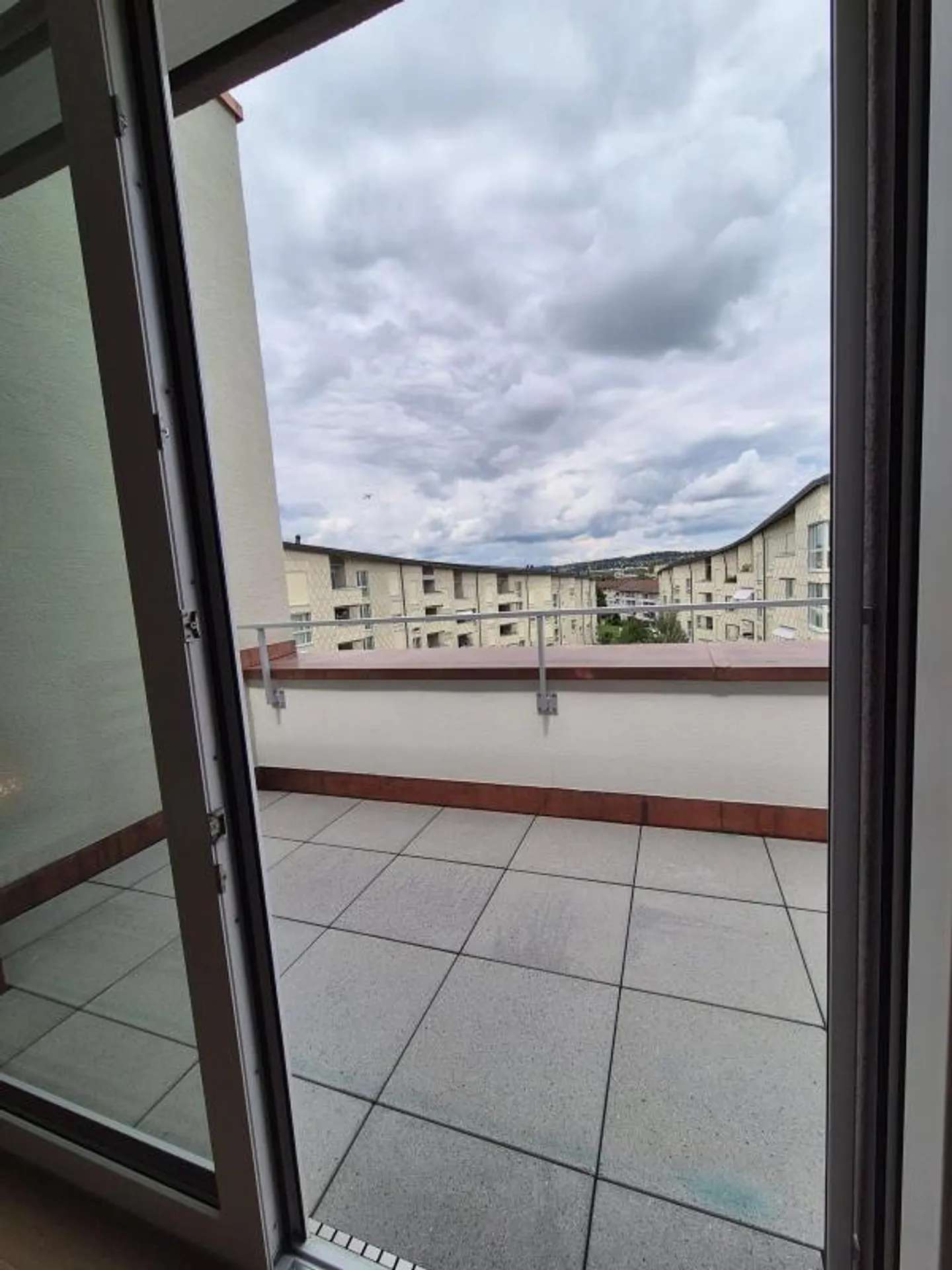Camera spaziosa in un appartamento nuovissimo - Foto 2 di 5