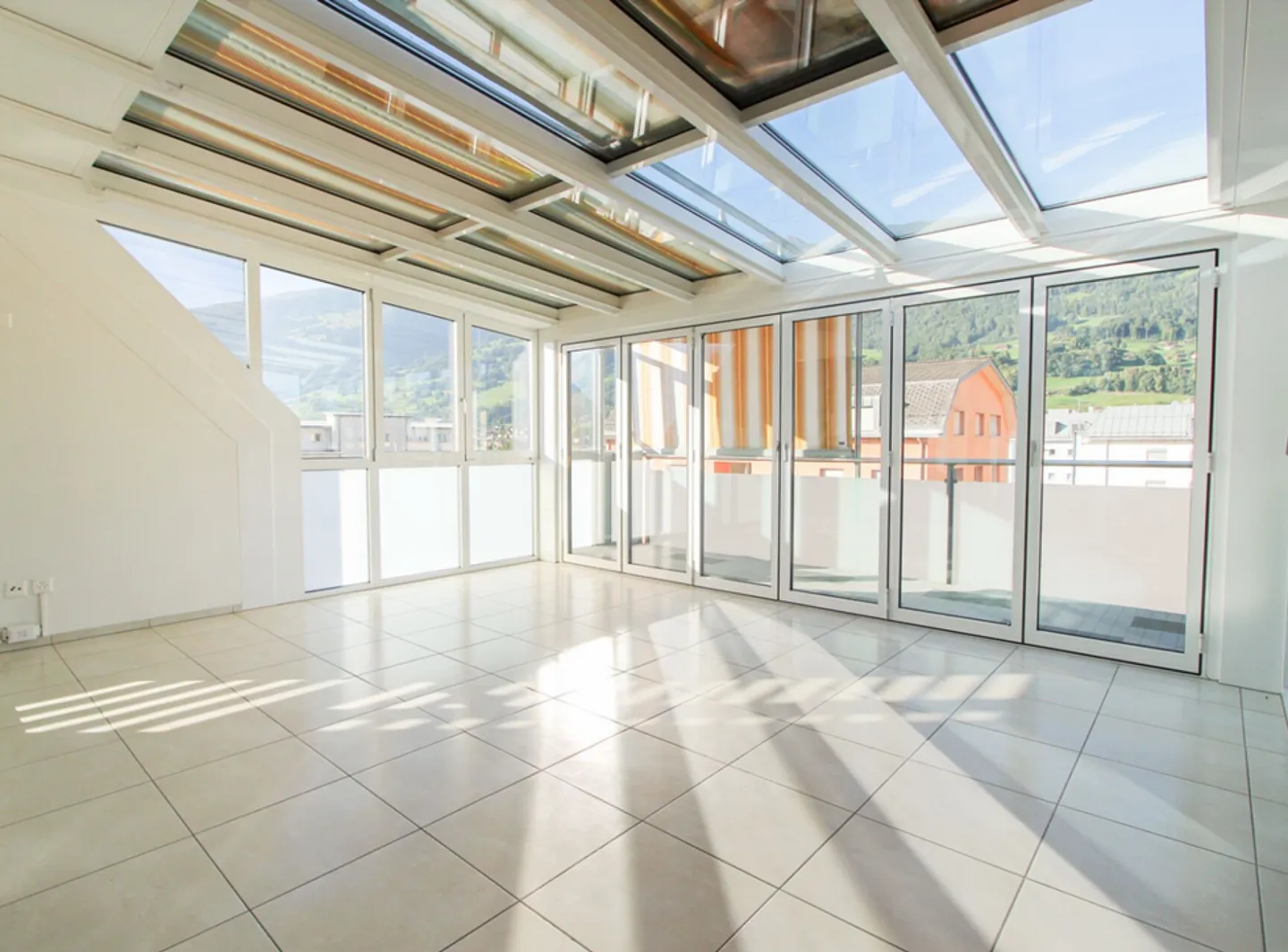 CENTRAL, ENSOLEILLÉ & FAMILIAL - ATTRACTIVE MAISONETTE PENTHOUSE DE 5.5 CHAMBRES - Photo 2 sur 15