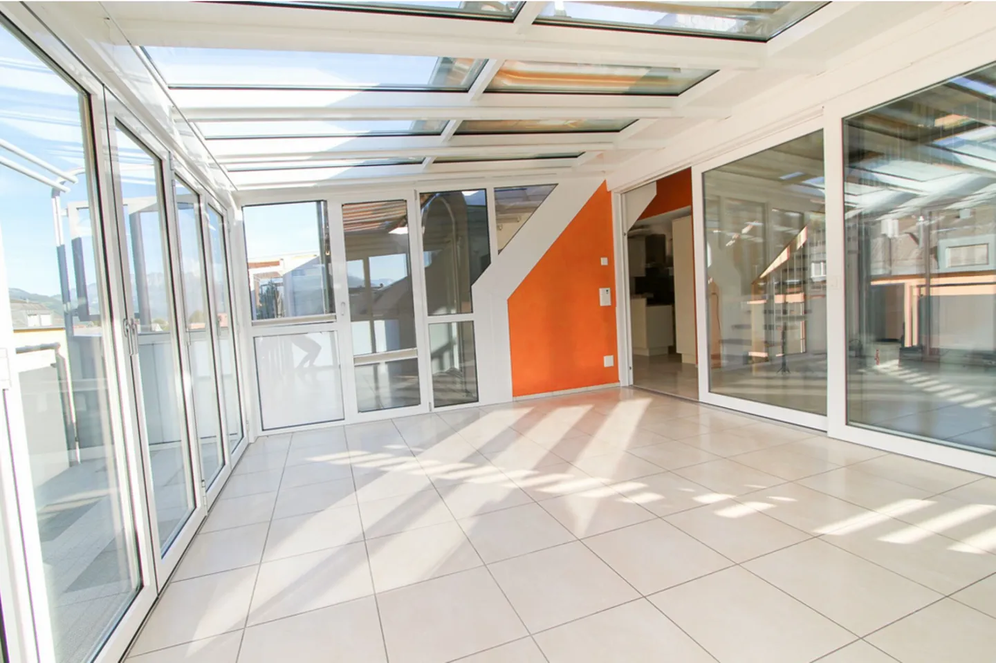 CENTRAL, ENSOLEILLÉ & FAMILIAL - ATTRACTIVE MAISONETTE PENTHOUSE DE 5.5 CHAMBRES - Photo 3 sur 15