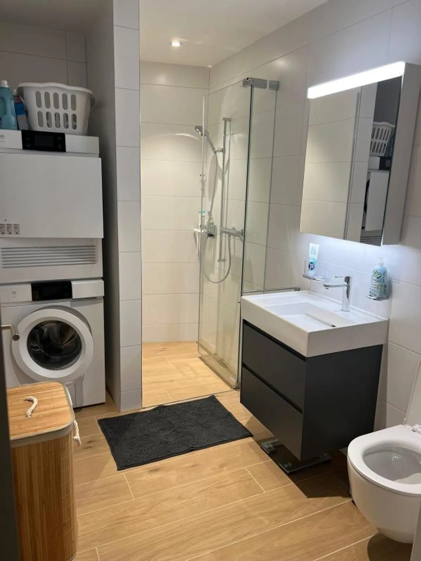 Camera spaziosa in un appartamento nuovissimo - Foto 5 di 5