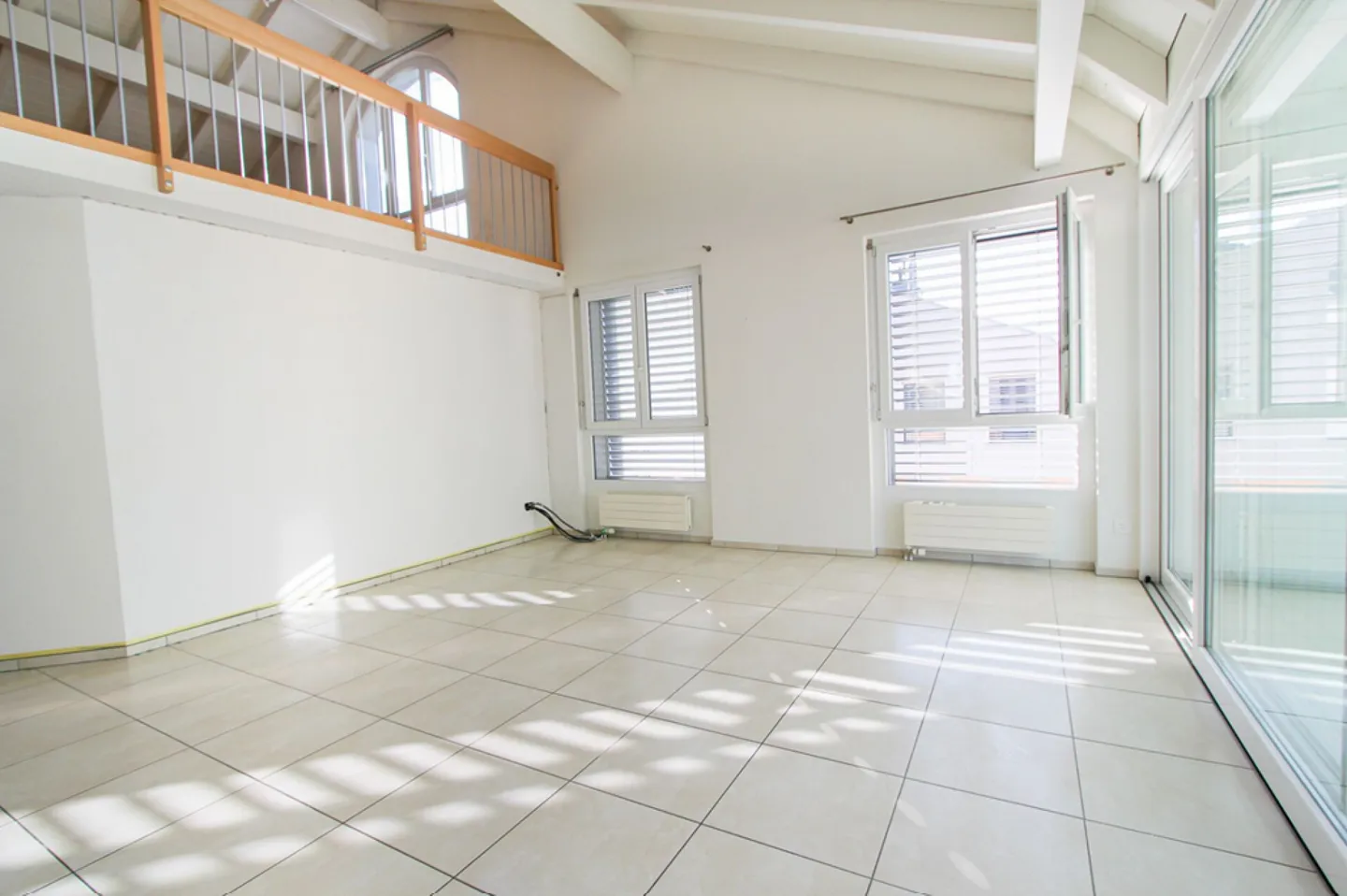 CENTRAL, ENSOLEILLÉ & FAMILIAL - ATTRACTIVE MAISONETTE PENTHOUSE DE 5.5 CHAMBRES - Photo 4 sur 15