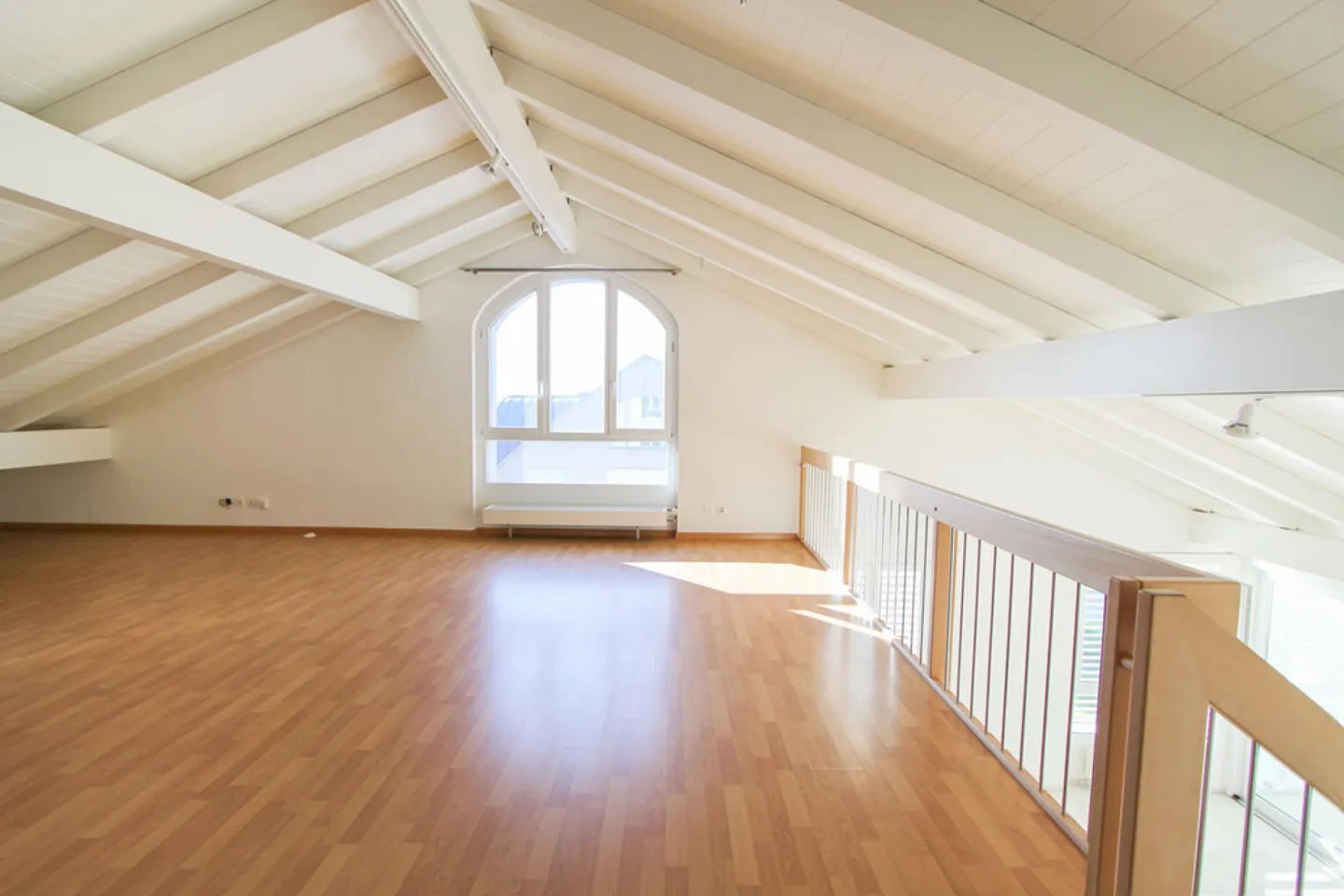 CENTRAL, ENSOLEILLÉ & FAMILIAL - ATTRACTIVE MAISONETTE PENTHOUSE DE 5.5 CHAMBRES - Photo 5 sur 15