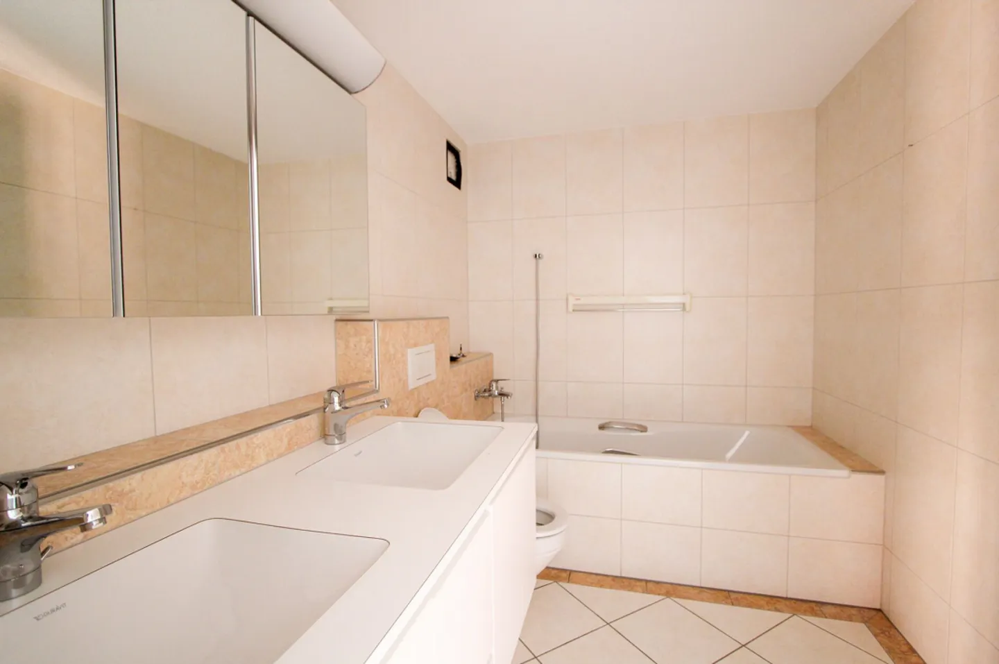 CENTRAL, ENSOLEILLÉ & FAMILIAL - ATTRACTIVE MAISONETTE PENTHOUSE DE 5.5 CHAMBRES - Photo 9 sur 15