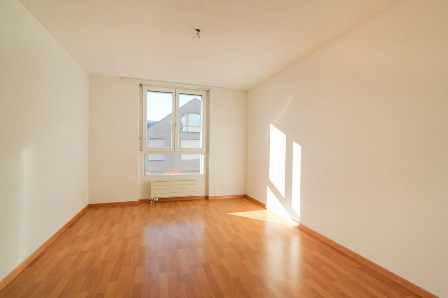 CENTRAL, ENSOLEILLÉ & FAMILIAL - ATTRACTIVE MAISONETTE PENTHOUSE DE 5.5 CHAMBRES - Photo 10 sur 15