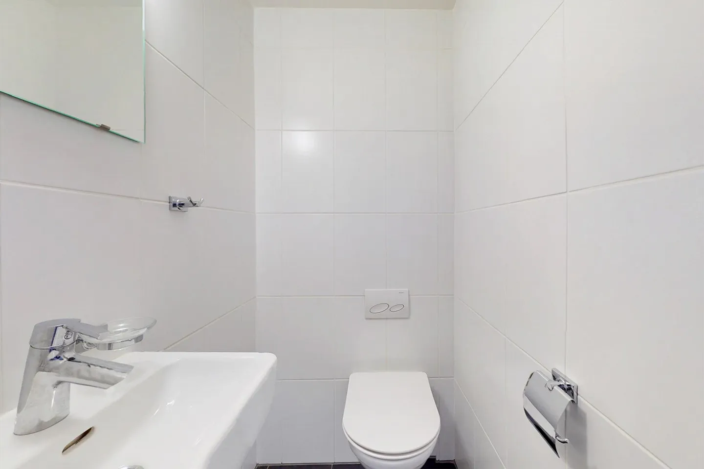 Apartment with a magnificent view of the lake! - Photo 9 of 11