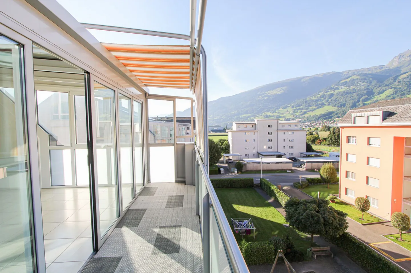 CENTRAL, ENSOLEILLÉ & FAMILIAL - ATTRACTIVE MAISONETTE PENTHOUSE DE 5.5 CHAMBRES - Photo 13 sur 15