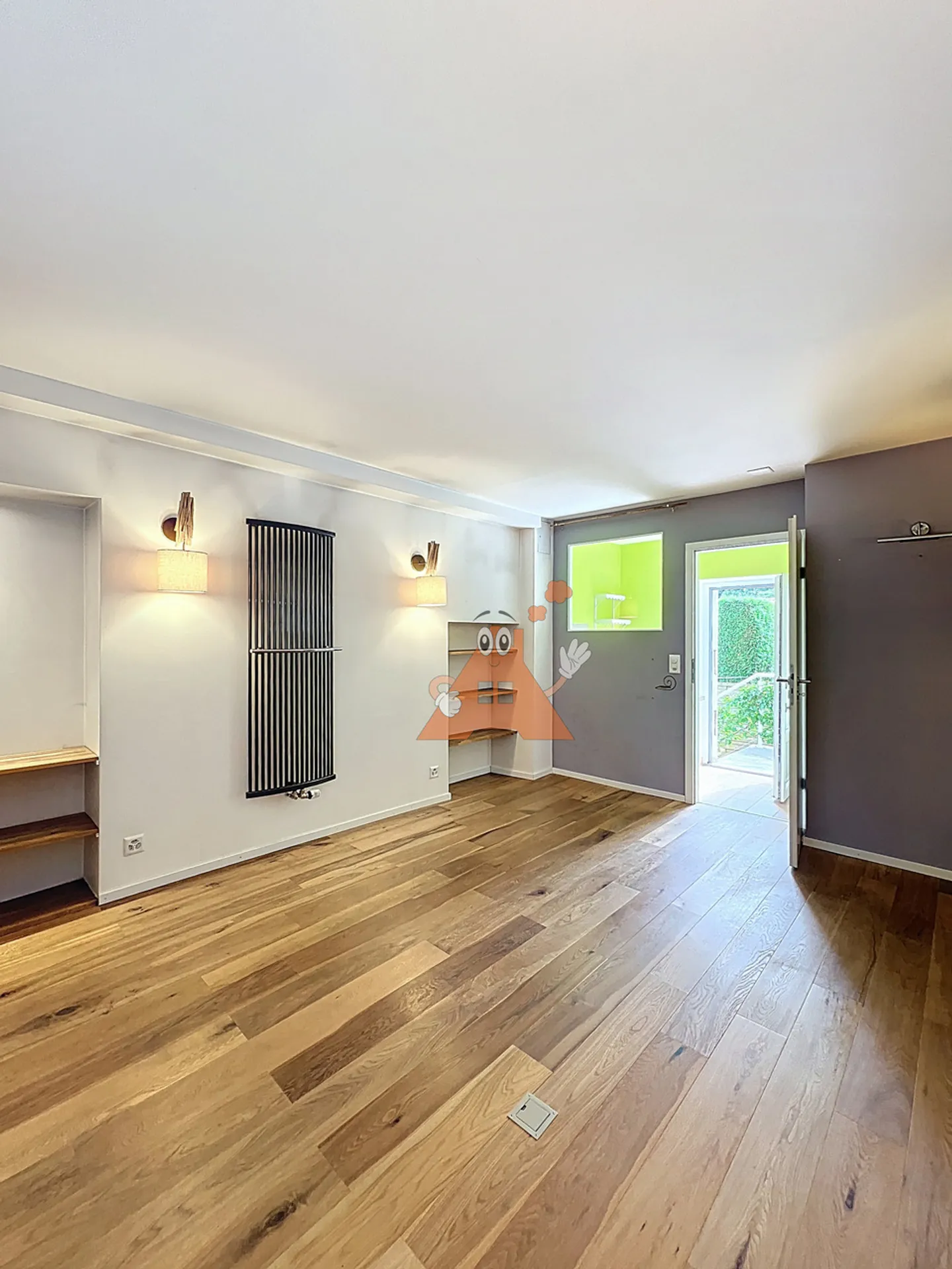 Industry 1.5 rooms - Photo 1 of 11