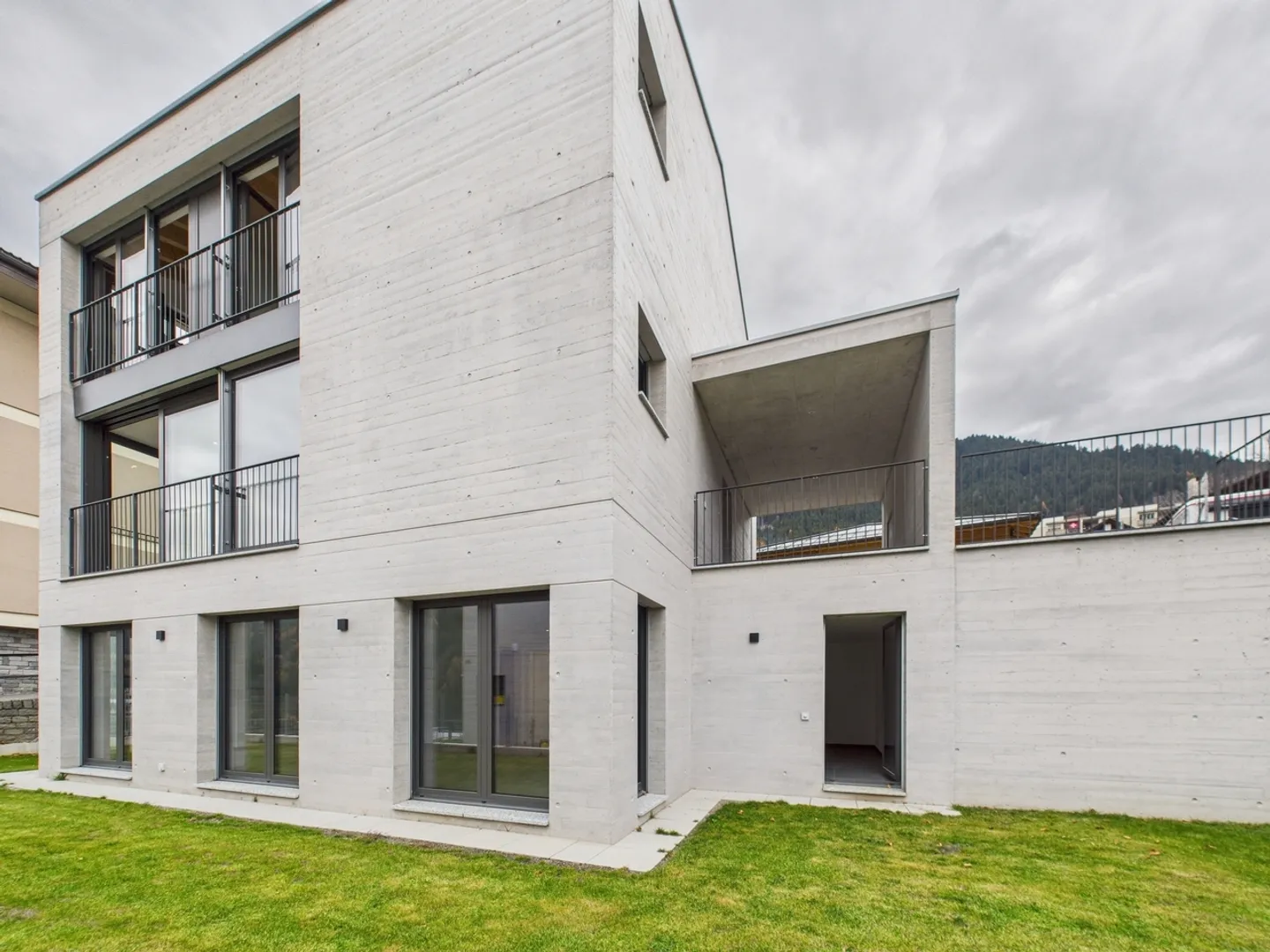 Moderne Villa mit privatem Garten - Foto 2 von 13