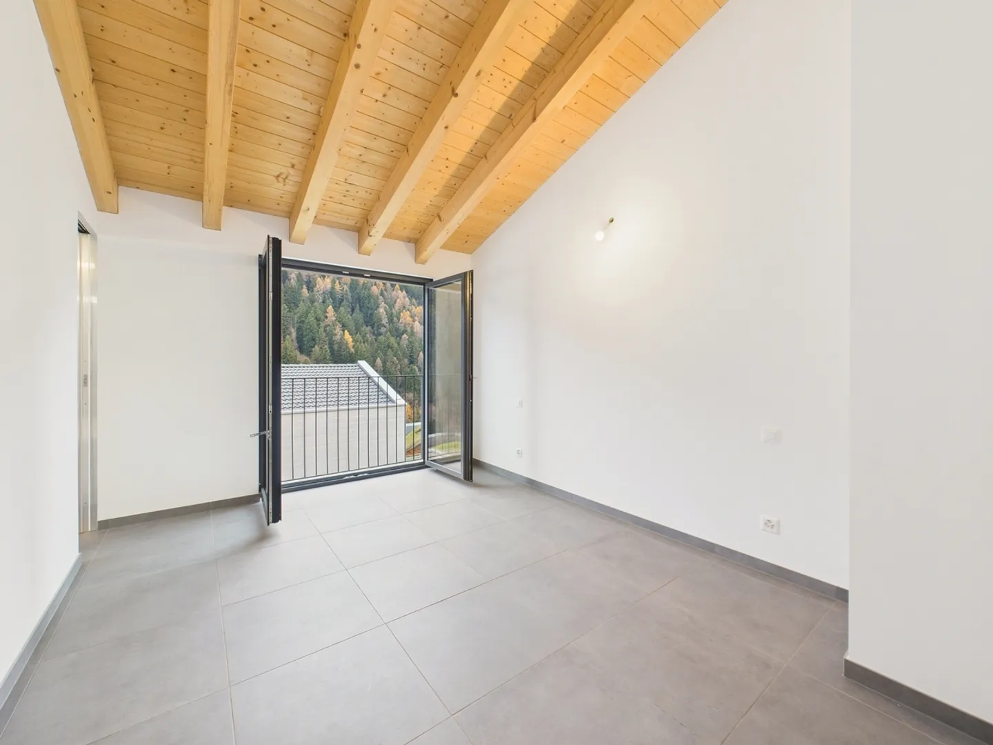 Moderne Villa mit privatem Garten - Foto 7 von 13