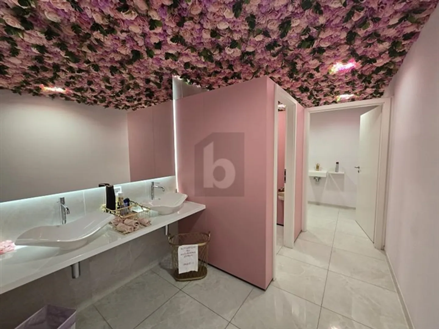 ATTIVITÀ BEN STABILITA IN POSIZIONE CENTRALE CON VISTA SUL LAGO - Foto 3 di 4