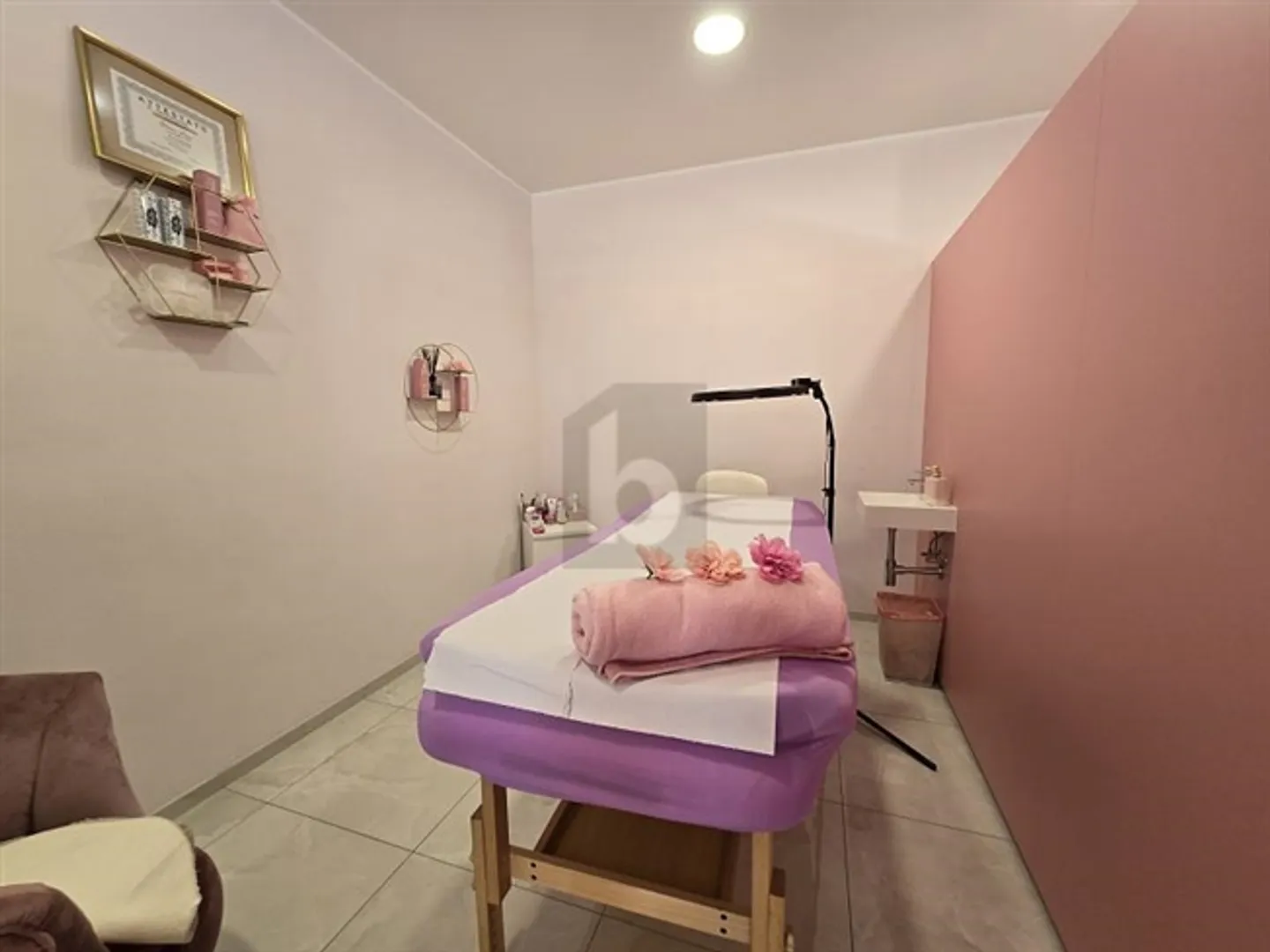 ATTIVITÀ BEN STABILITA IN POSIZIONE CENTRALE CON VISTA SUL LAGO - Foto 2 di 4