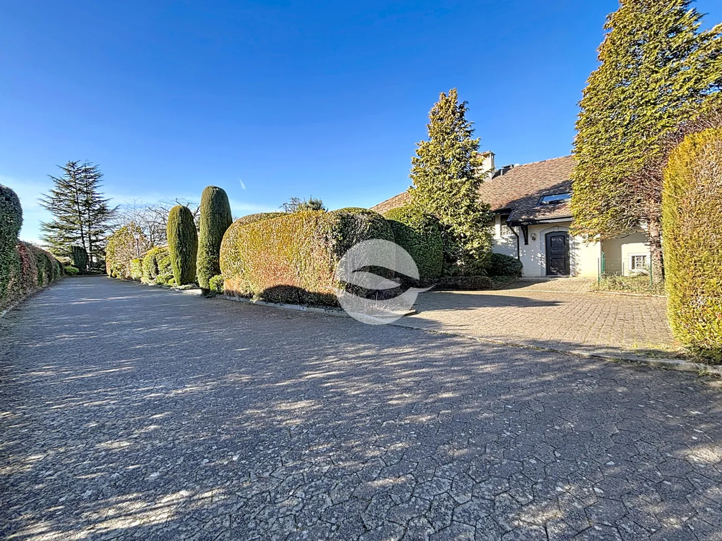 Luxusvilla am See - Foto 1 von 15