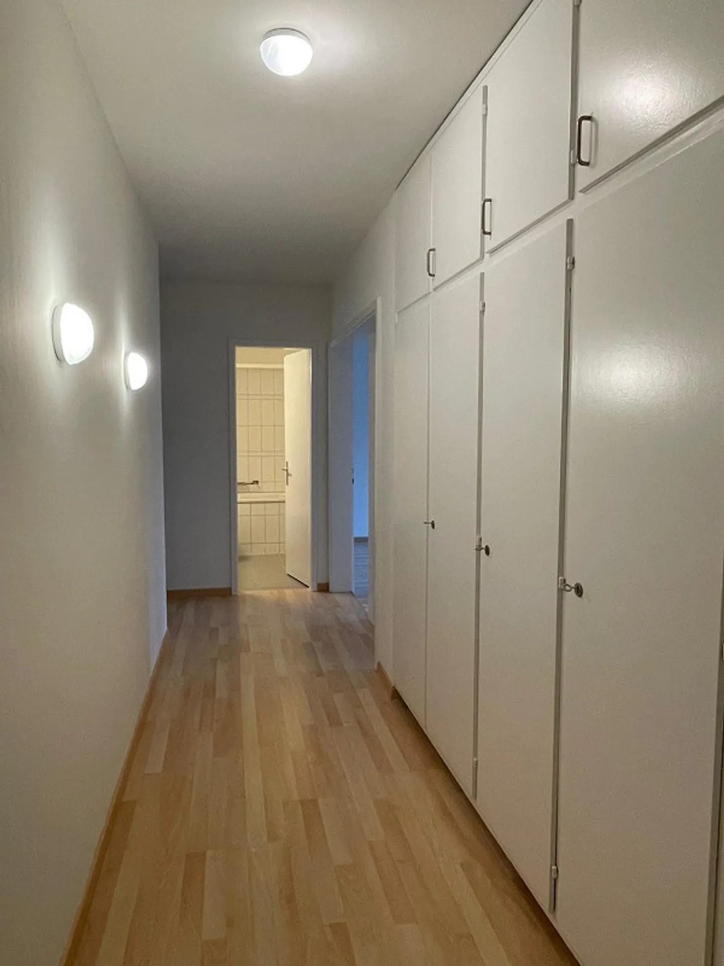 Appartement 3,5 pièces dans un emplacement vert calme, près du centre-ville - Photo 2 sur 11