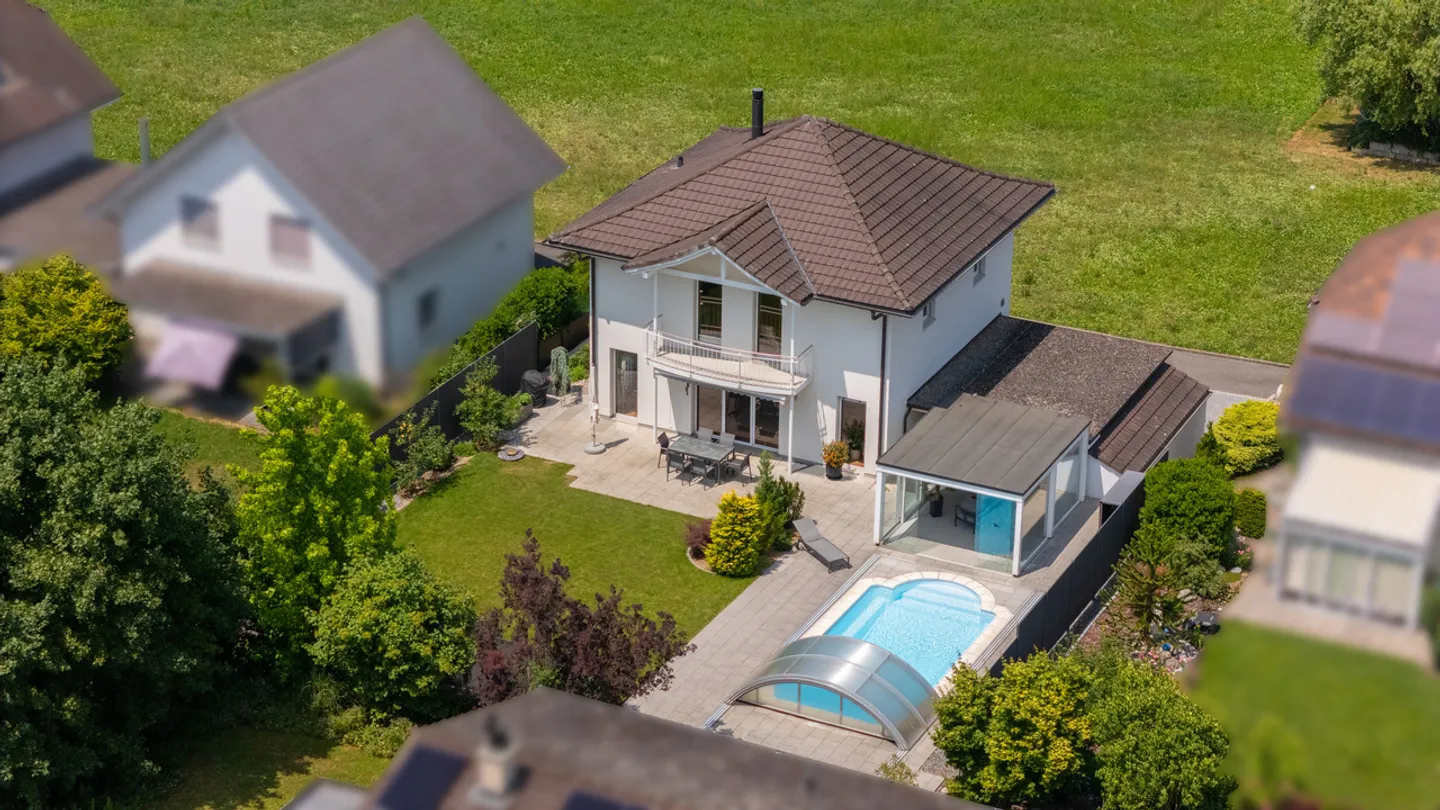 Modern 5.5-room single-family house with pool and double carport - Photo 1 of 17