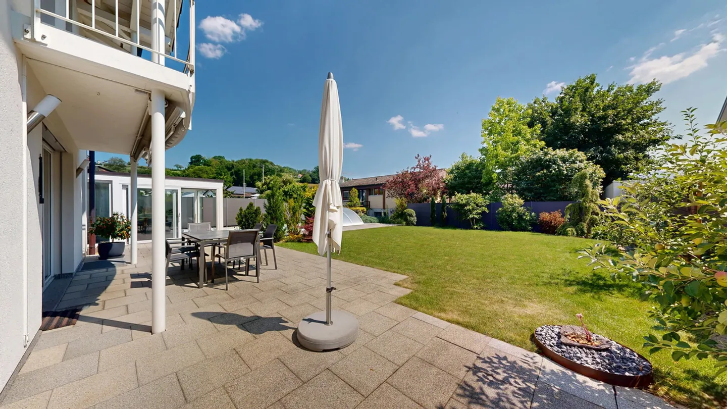 Modern 5.5-room single-family house with pool and double carport - Photo 6 of 17