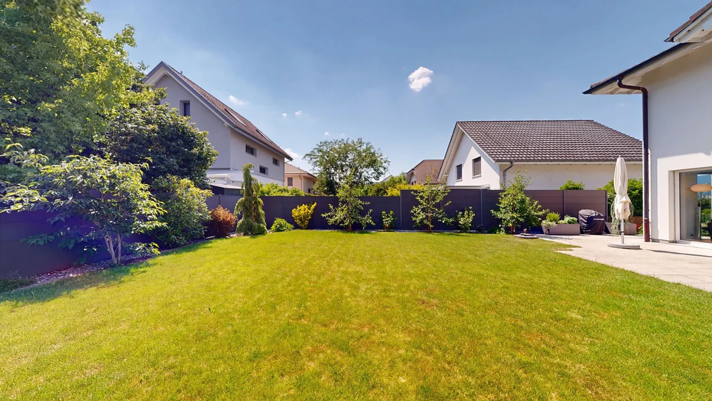Modern 5.5-room single-family house with pool and double carport - Photo 8 of 17